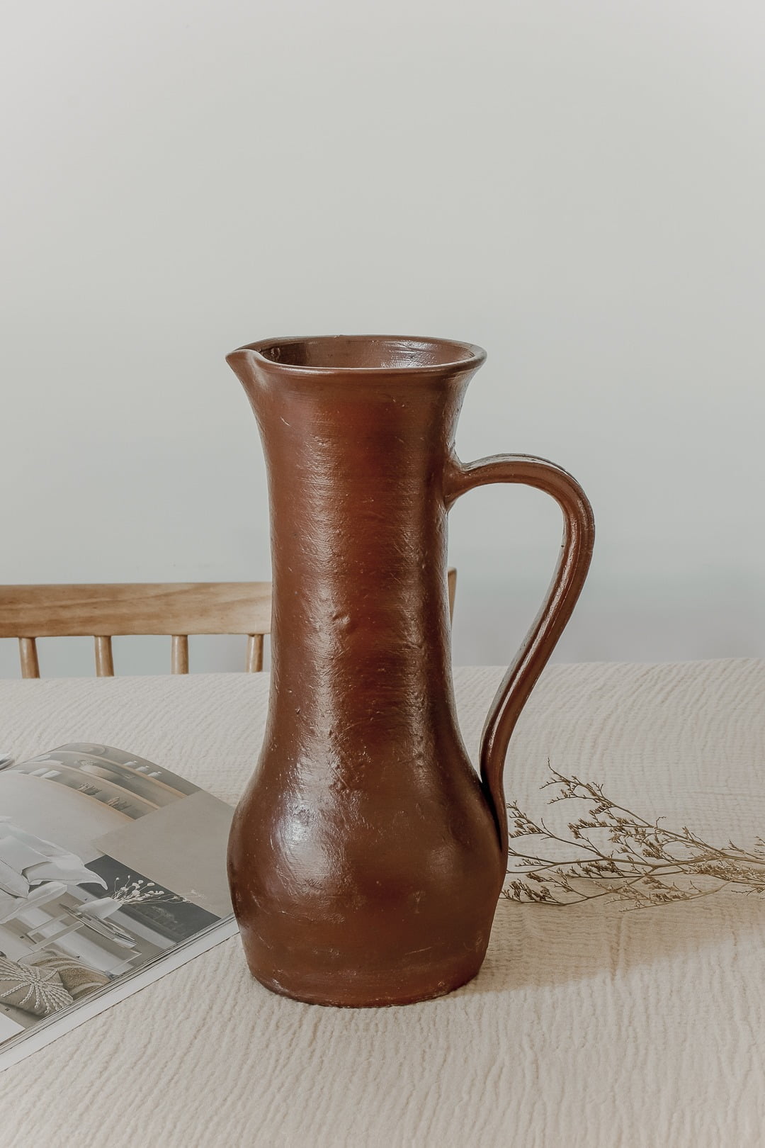 Grand pichet en grès bordeaux