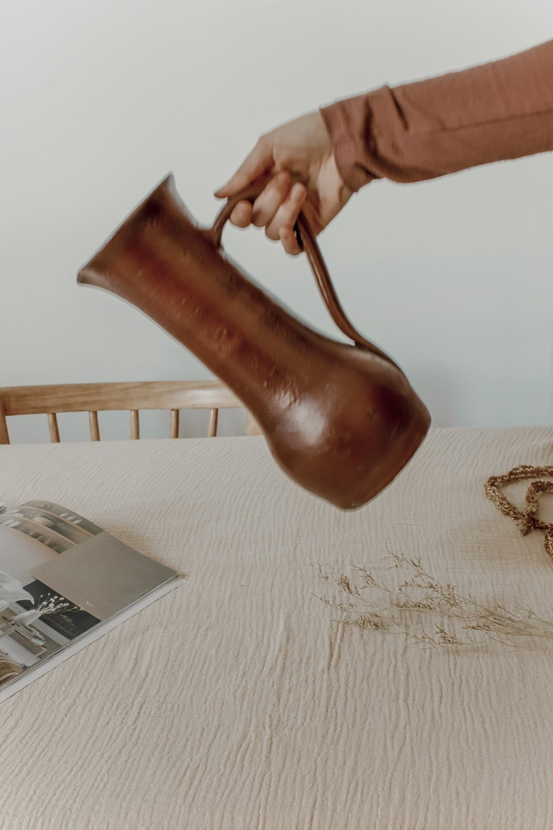 Grand pichet en grès bordeaux – Image 2