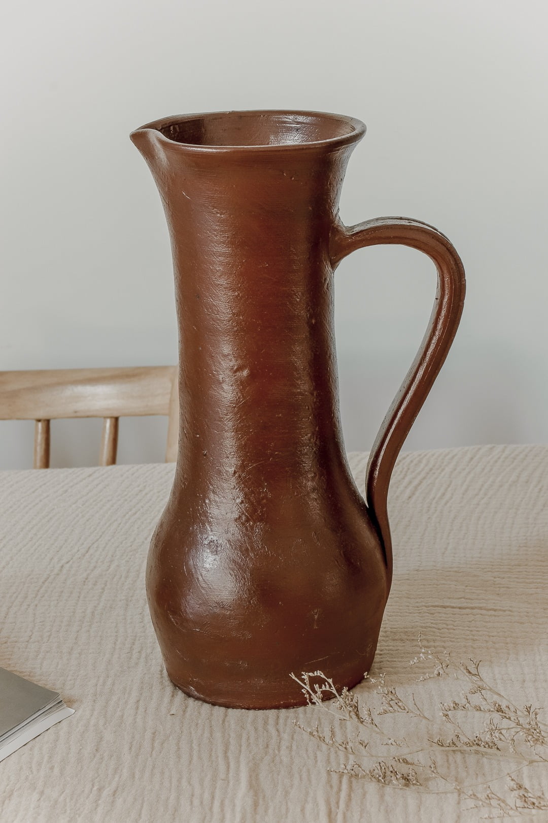Grand pichet en grès bordeaux – Image 3