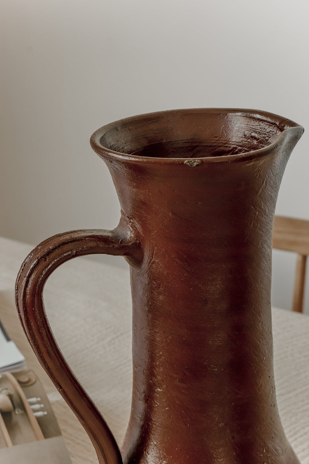 Grand pichet en grès bordeaux – Image 6