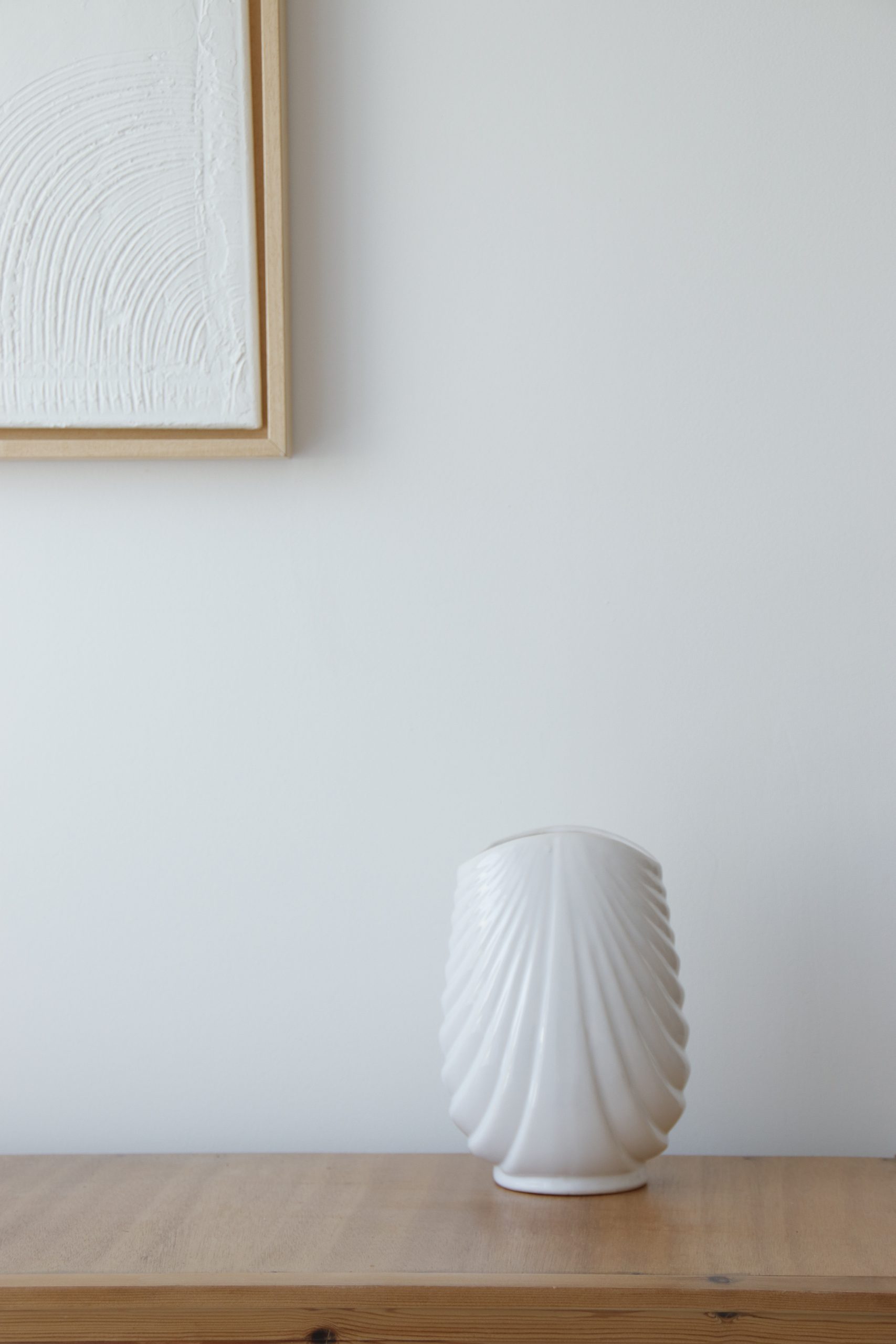 Vase blanc strié – Image 2