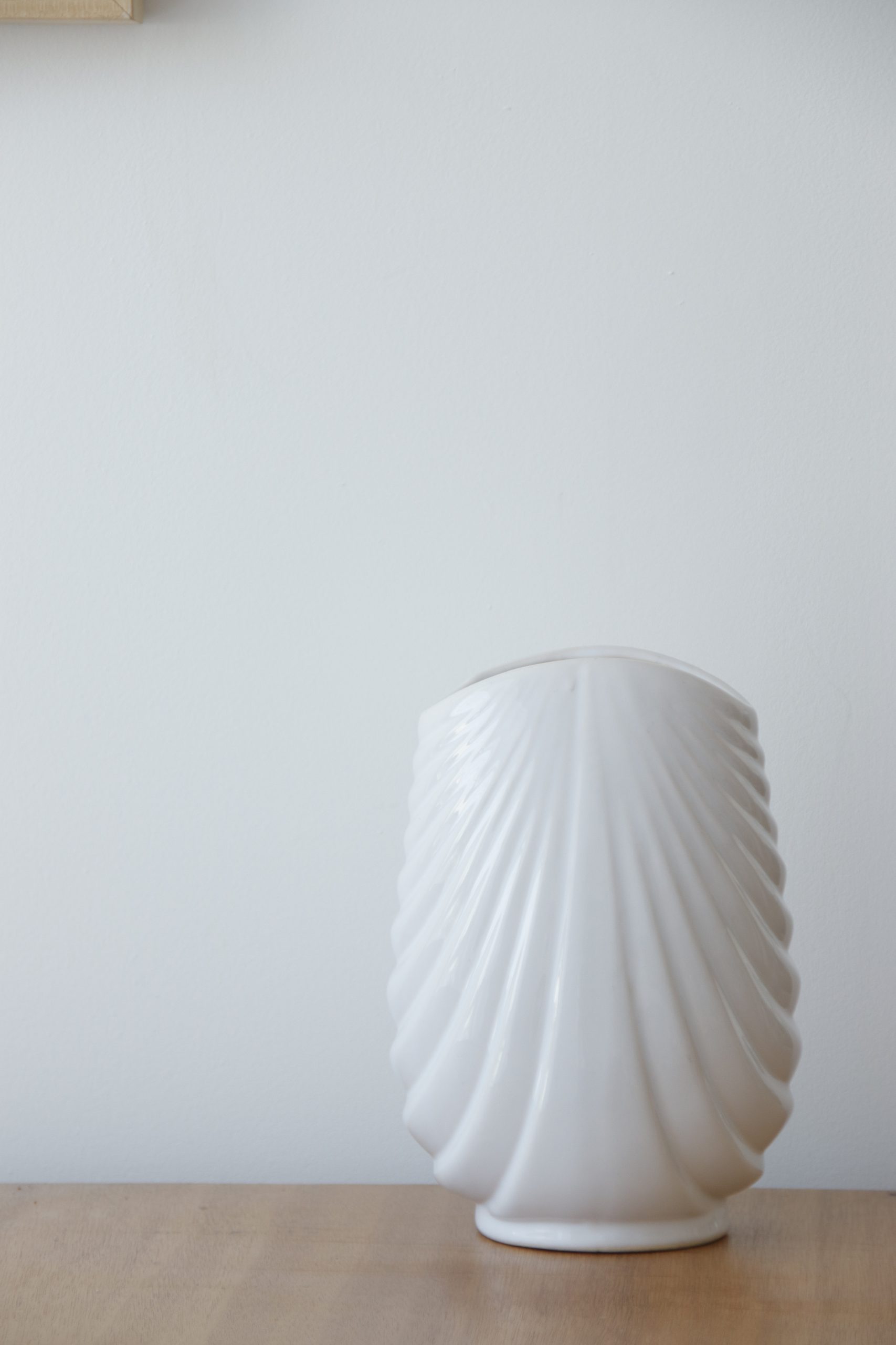 Vase blanc strié – Image 3