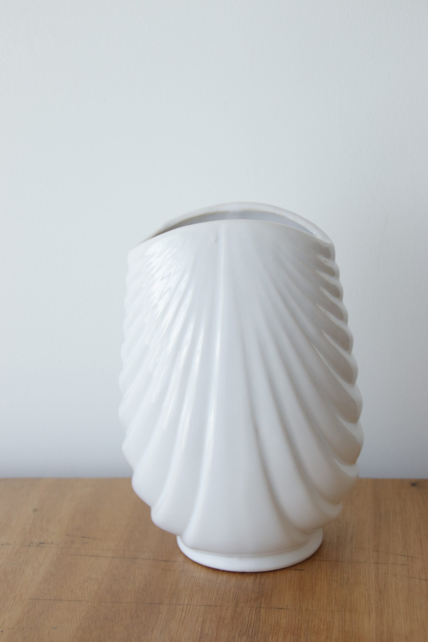Vase blanc strié – Image 4