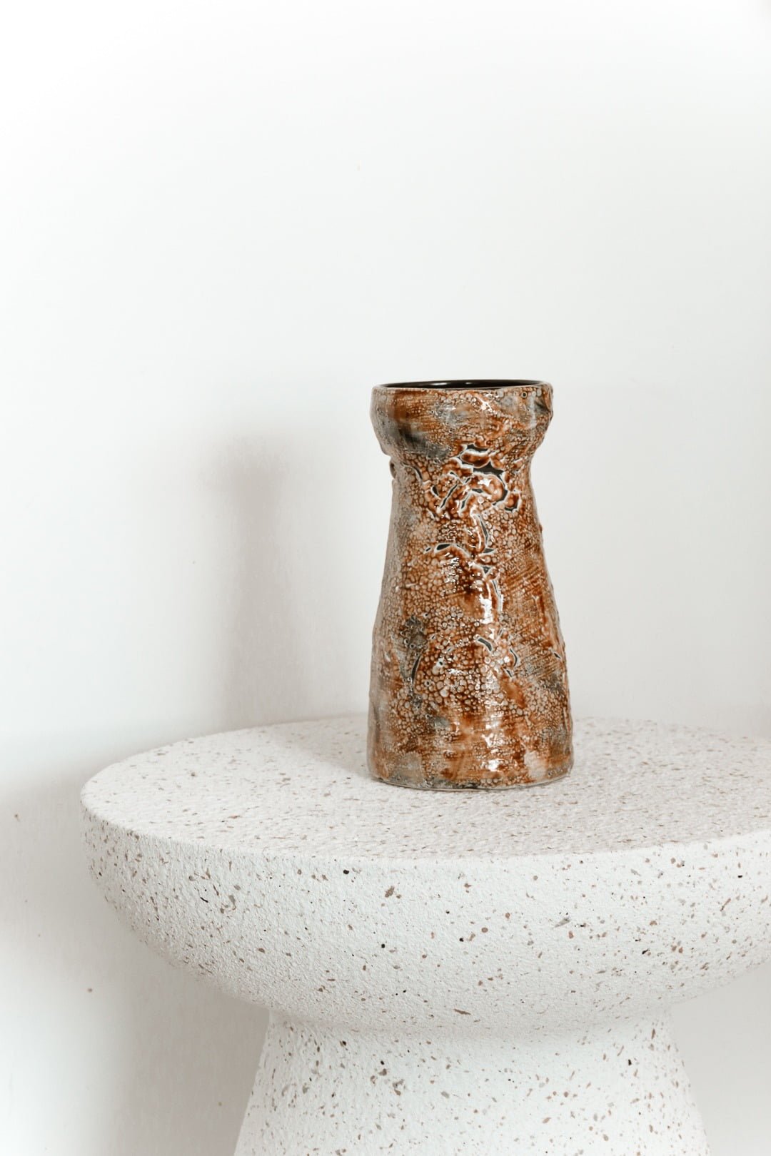 Vase en céramique marron craquelé