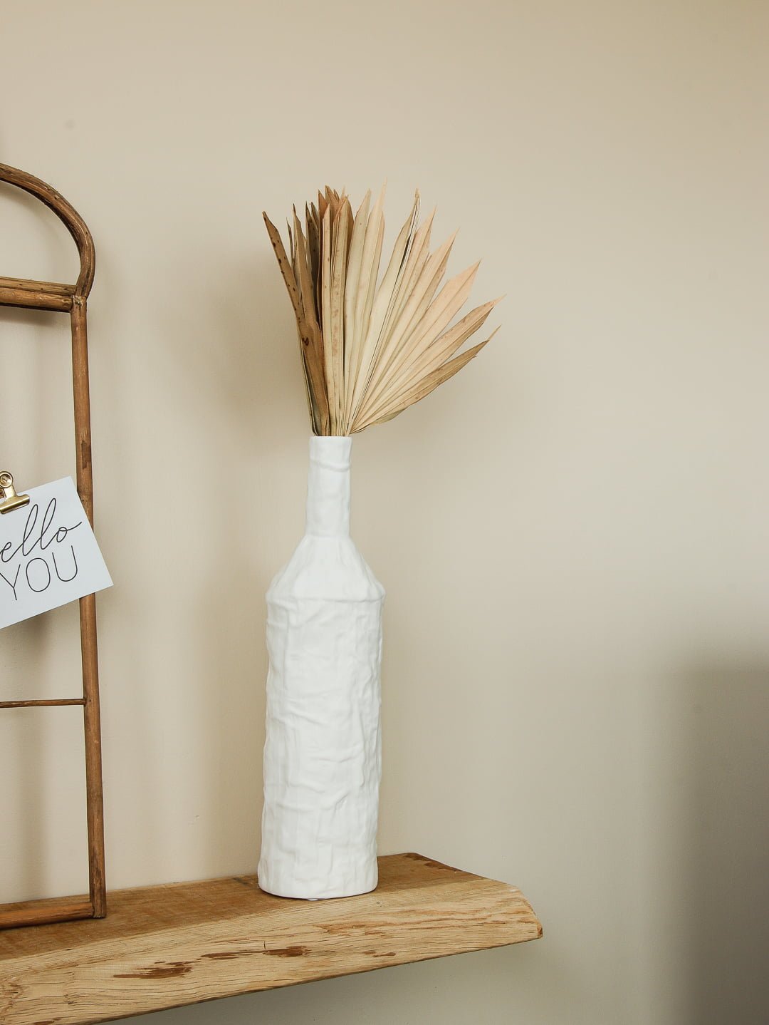 Vase bouteille effet froissé blanc mat