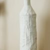 Vase bouteille effet froissé blanc mat