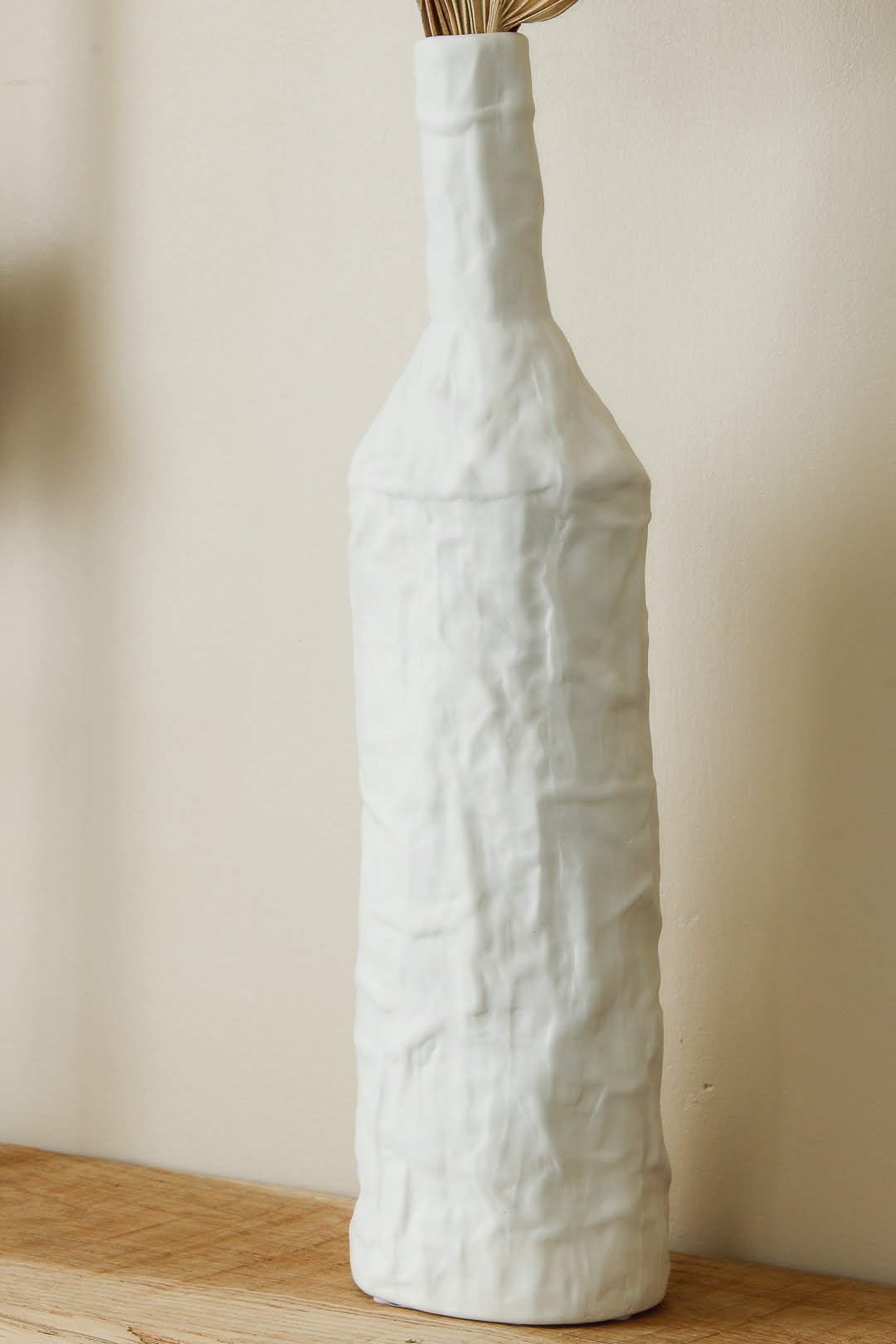Vase bouteille effet froissé blanc mat