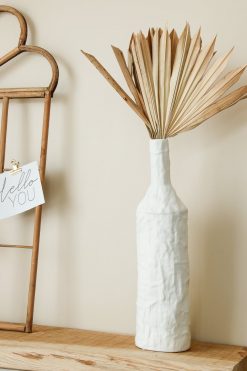 Vase bouteille effet froissé blanc mat