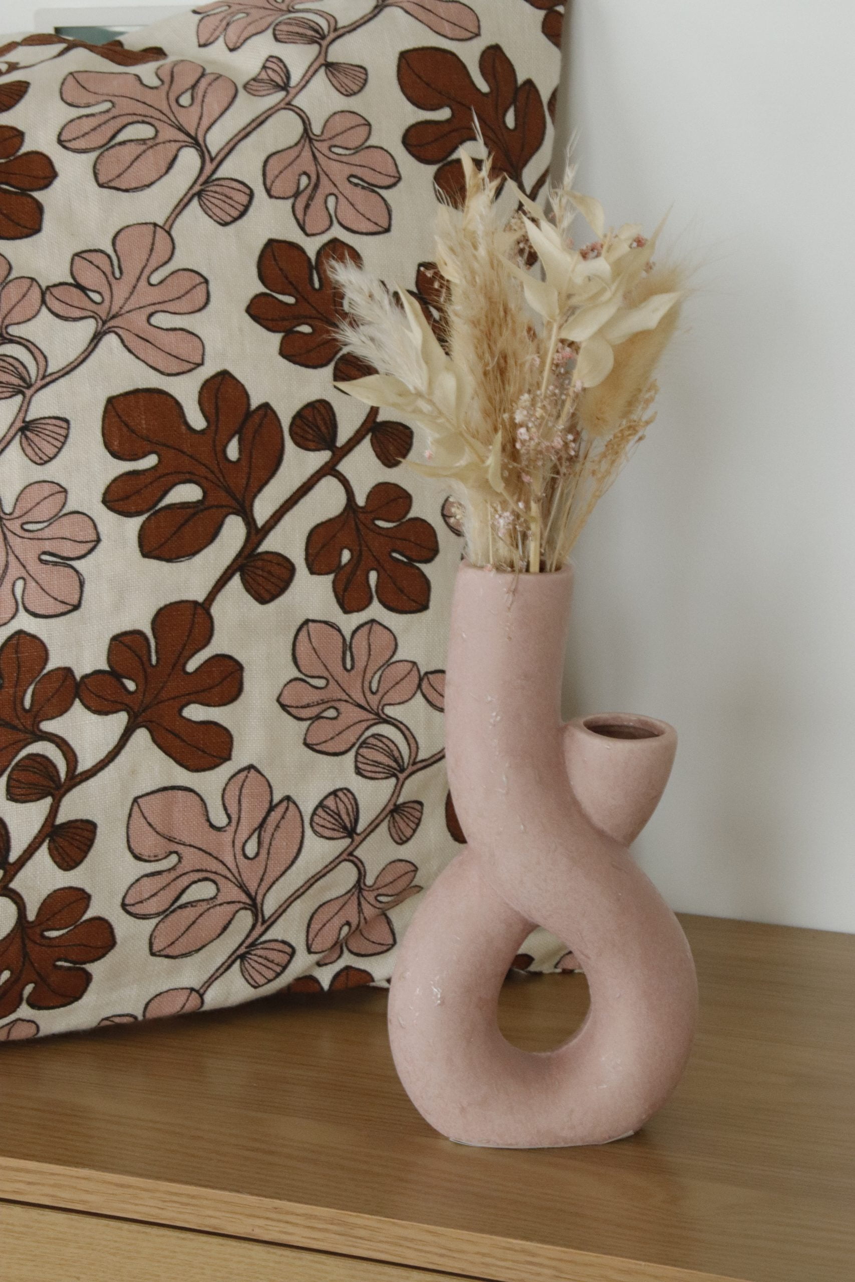 Vase torsadé rose texturé – Image 3