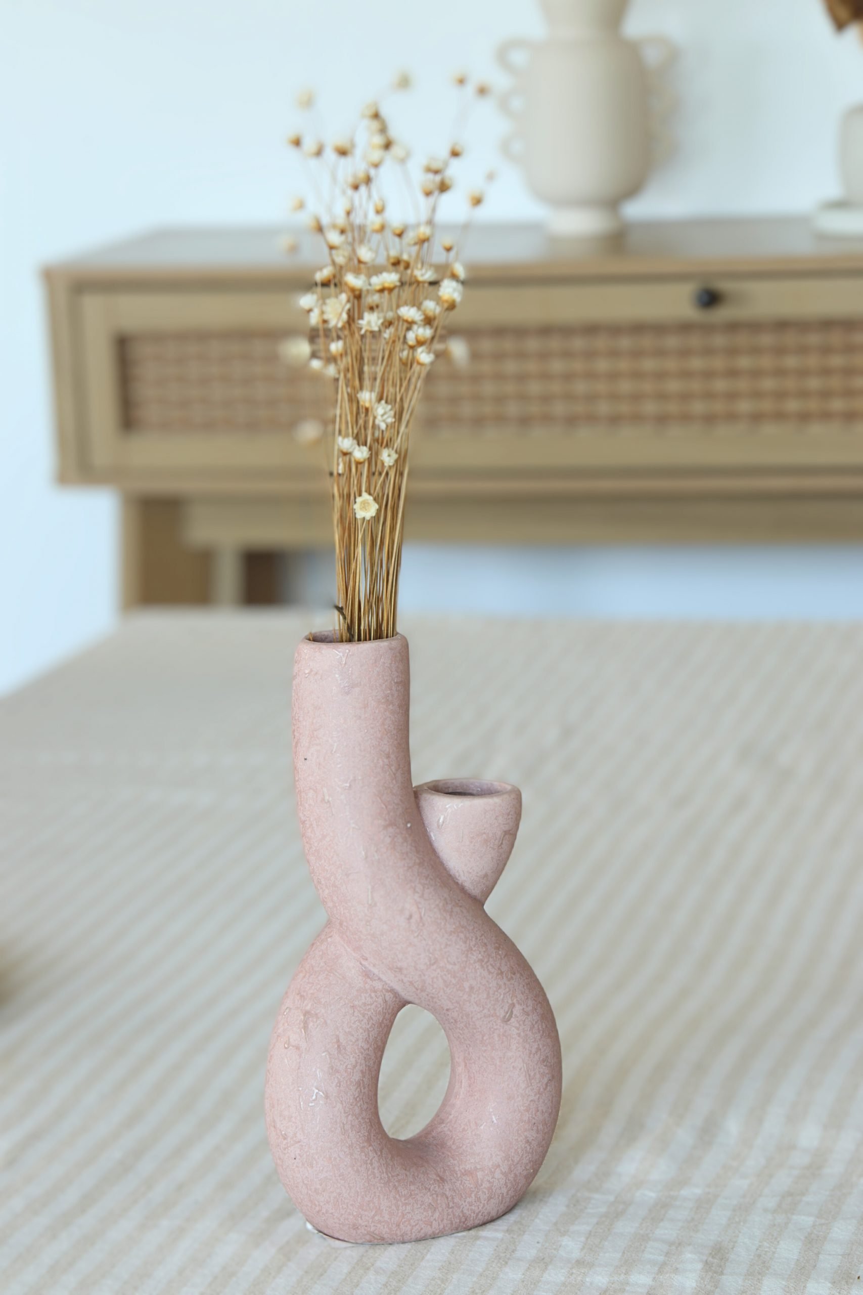 Vase torsadé rose texturé