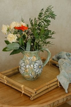 Pichet céramique vert aux fleurs délicates