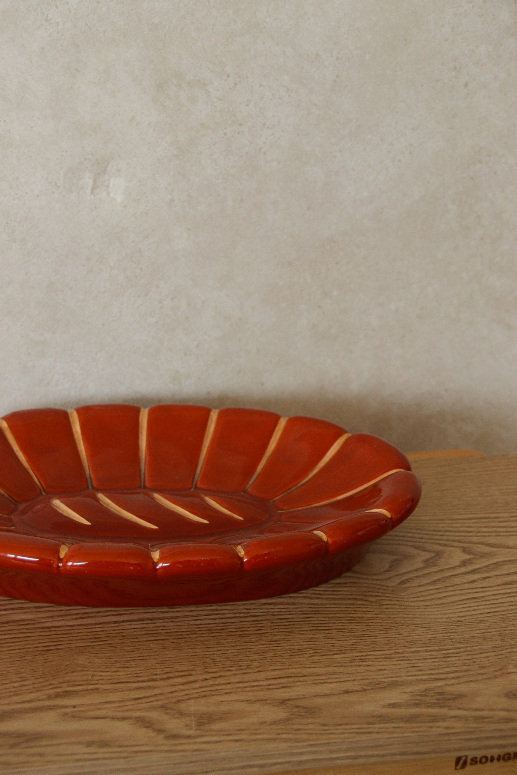 Plateau décoratif bordeaux et doré bords ondulés – Image 2