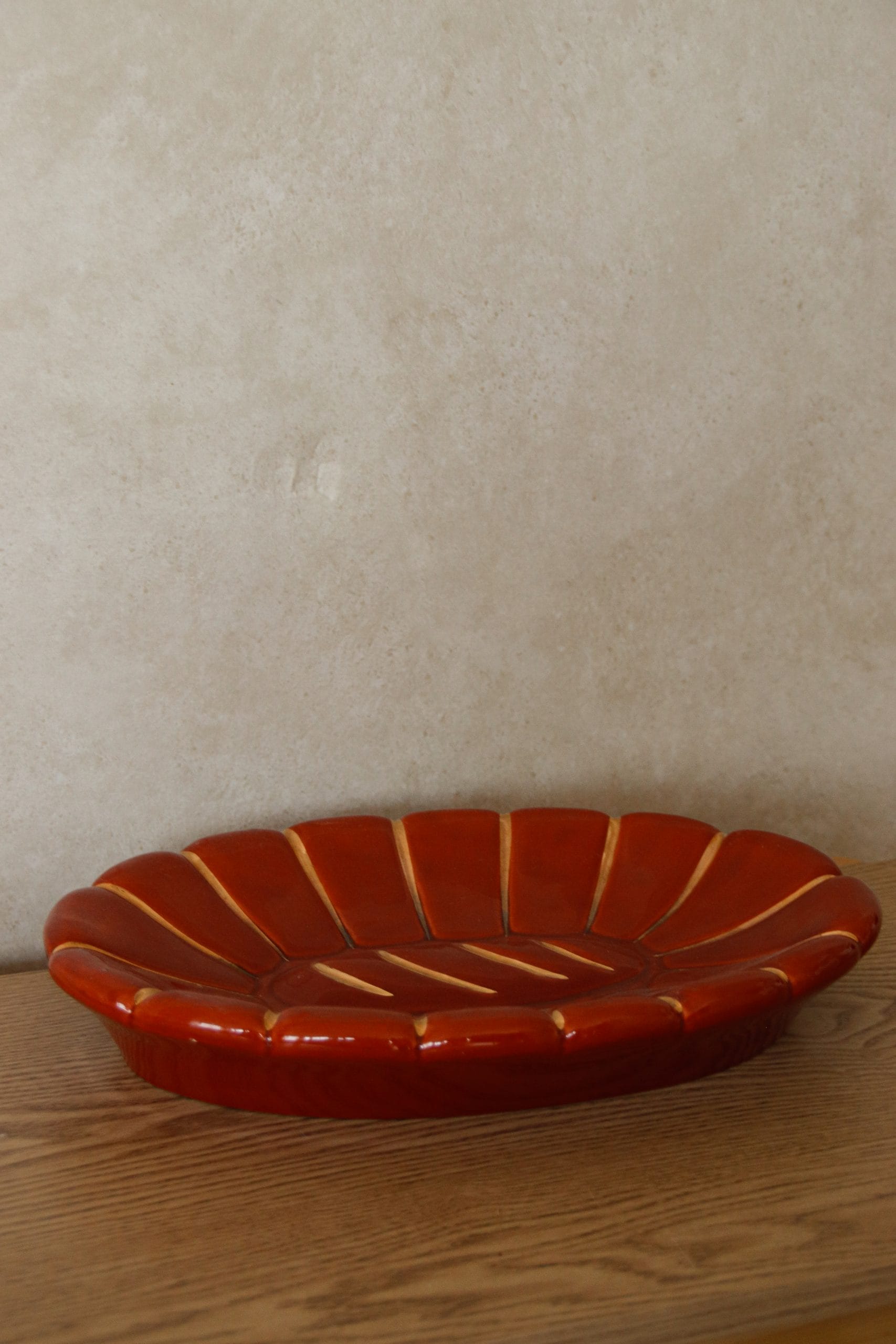 Plateau décoratif bordeaux et doré bords ondulés – Image 3