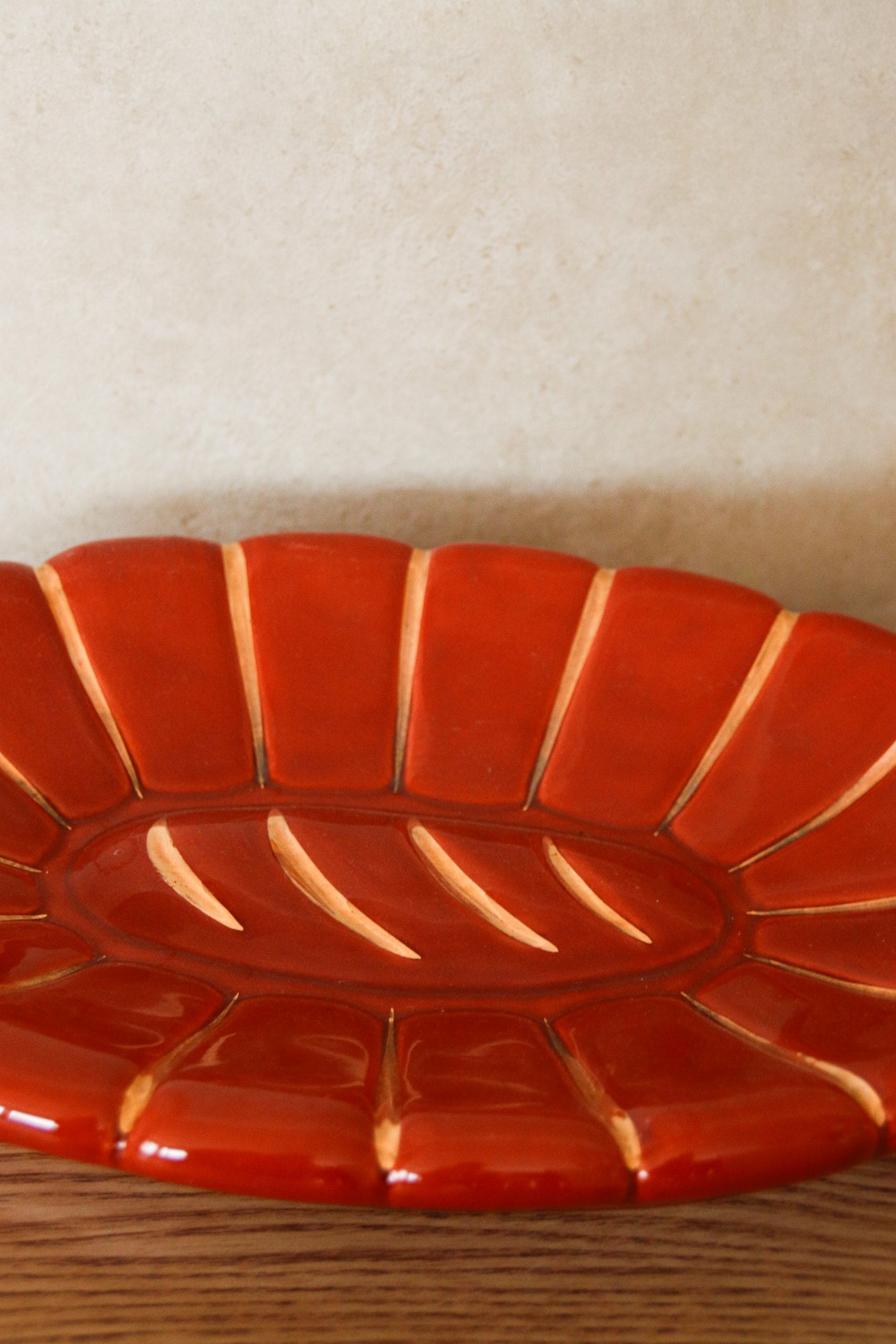 Plateau décoratif bordeaux et doré bords ondulés – Image 4