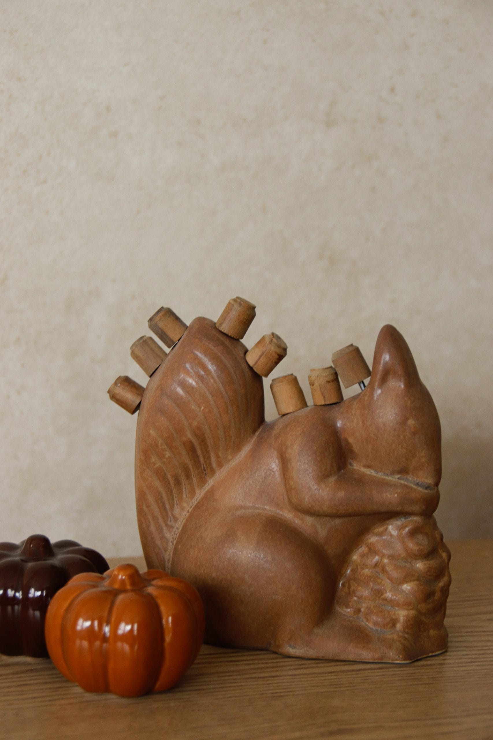 Écureuil en grès avec pomme de pin – Image 3