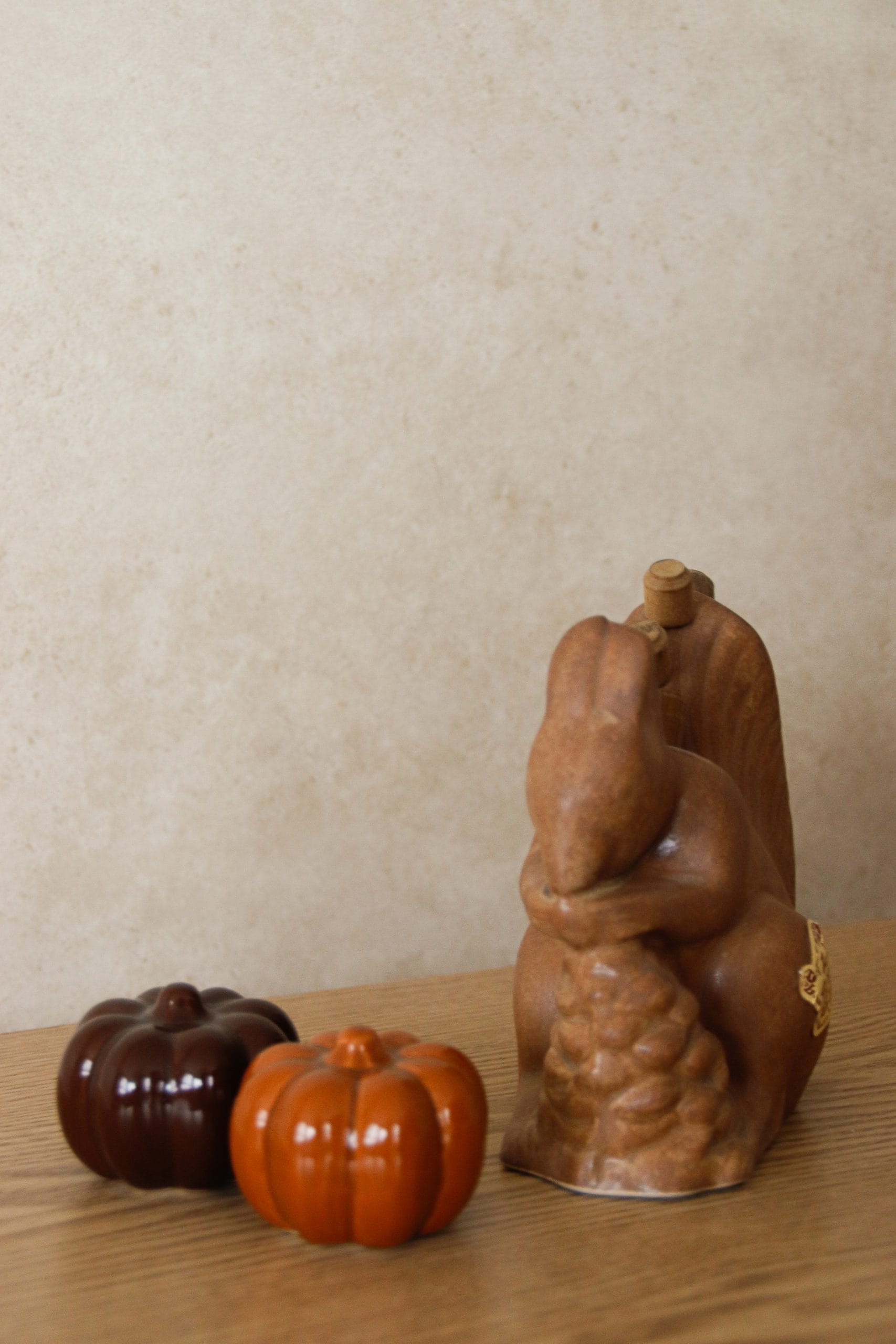 Écureuil en grès avec pomme de pin – Image 7