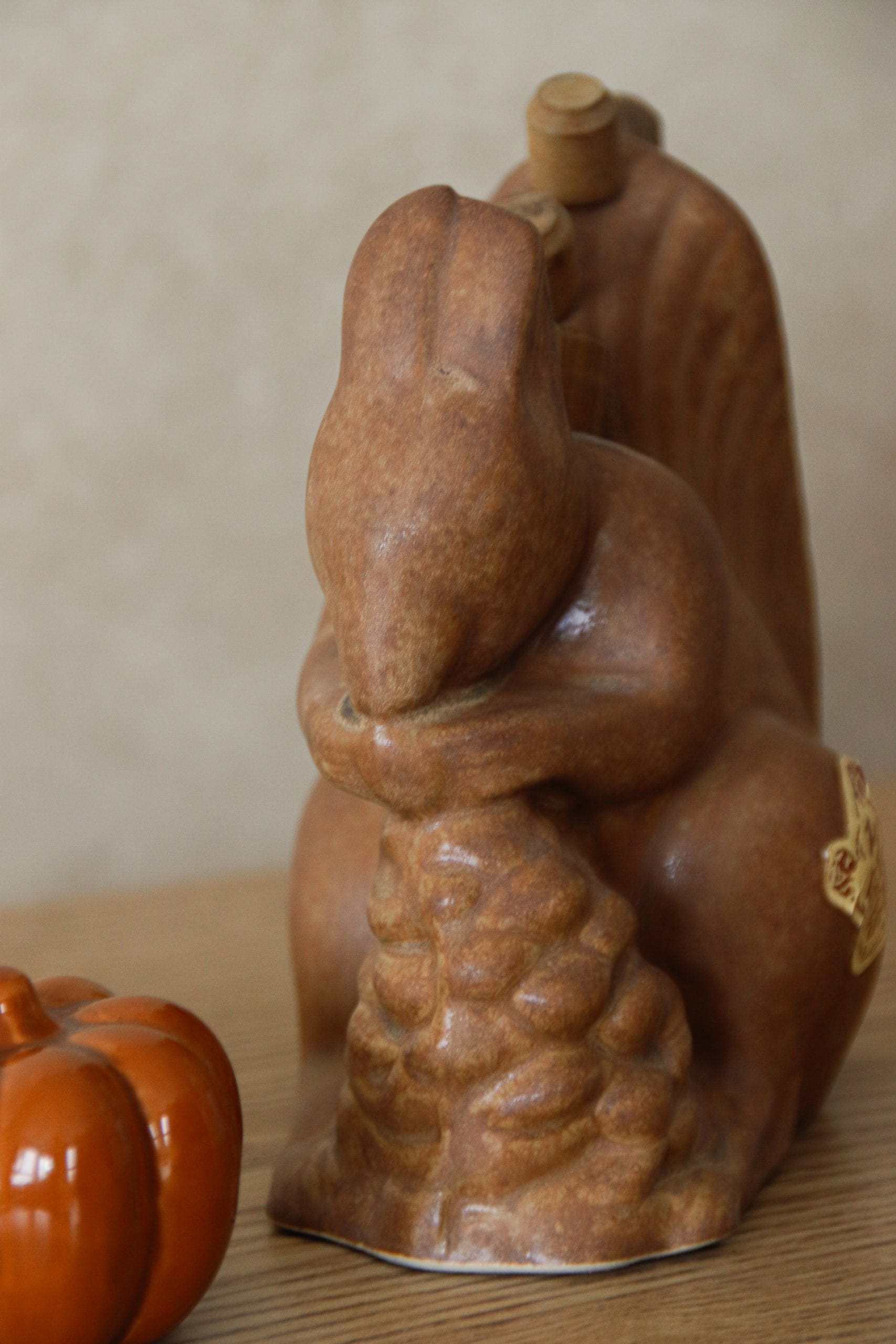 Écureuil en grès avec pomme de pin – Image 6