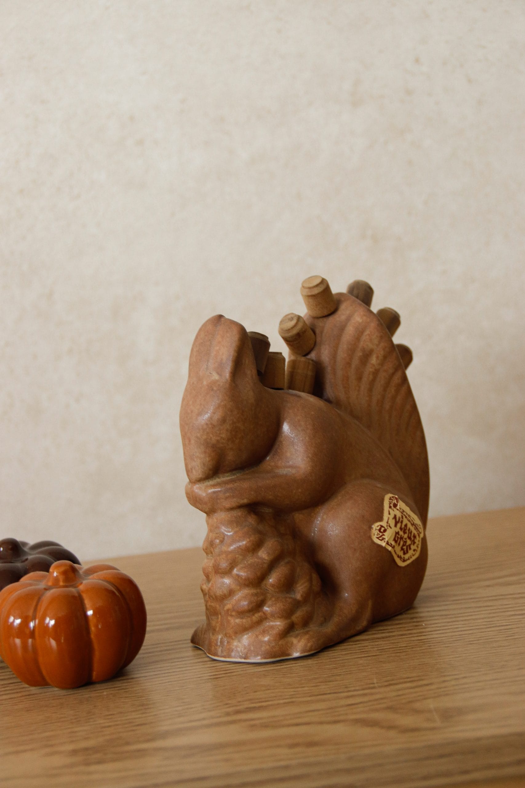 Écureuil en grès avec pomme de pin – Image 5