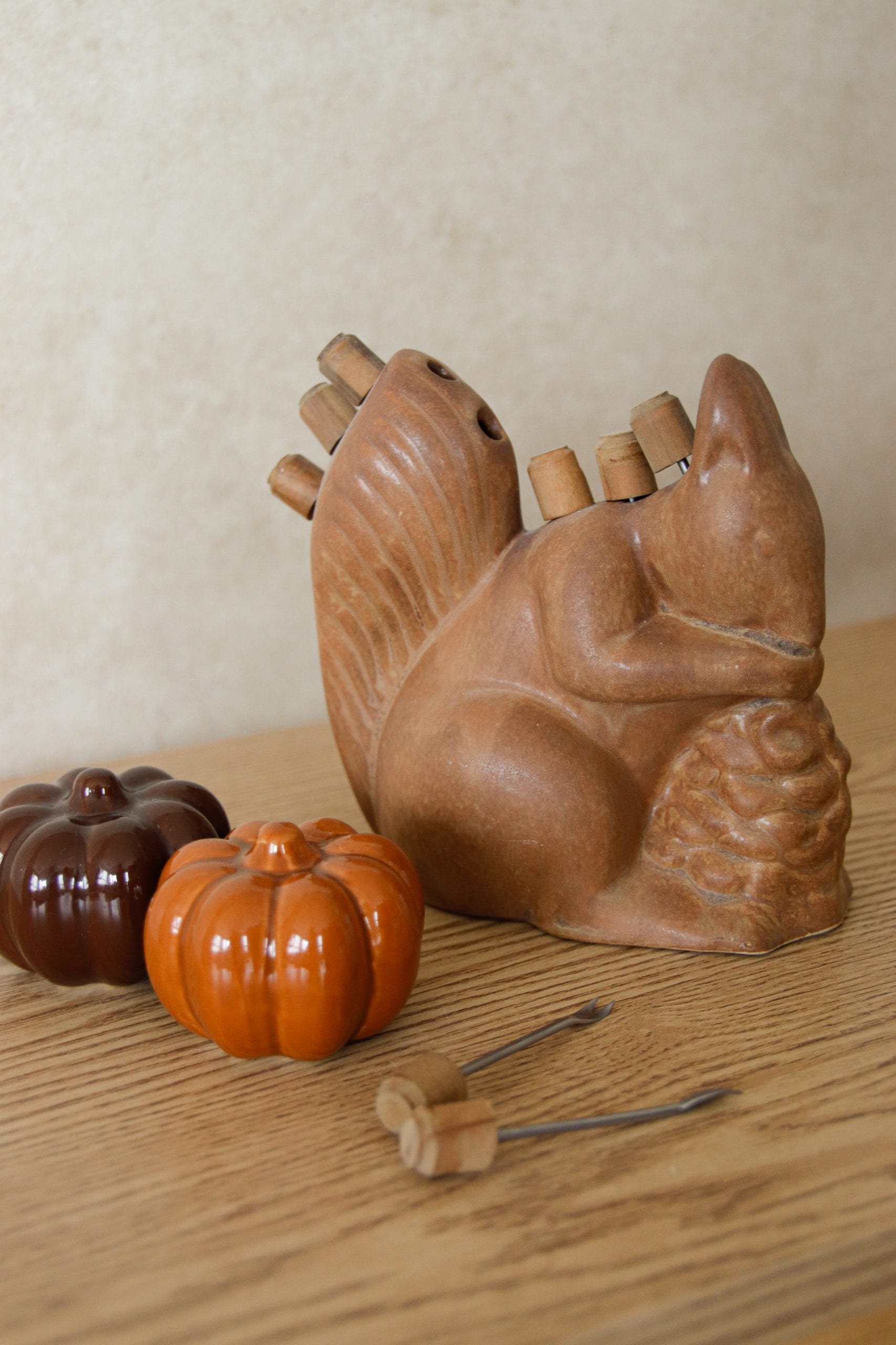 Écureuil en grès avec pomme de pin – Image 2