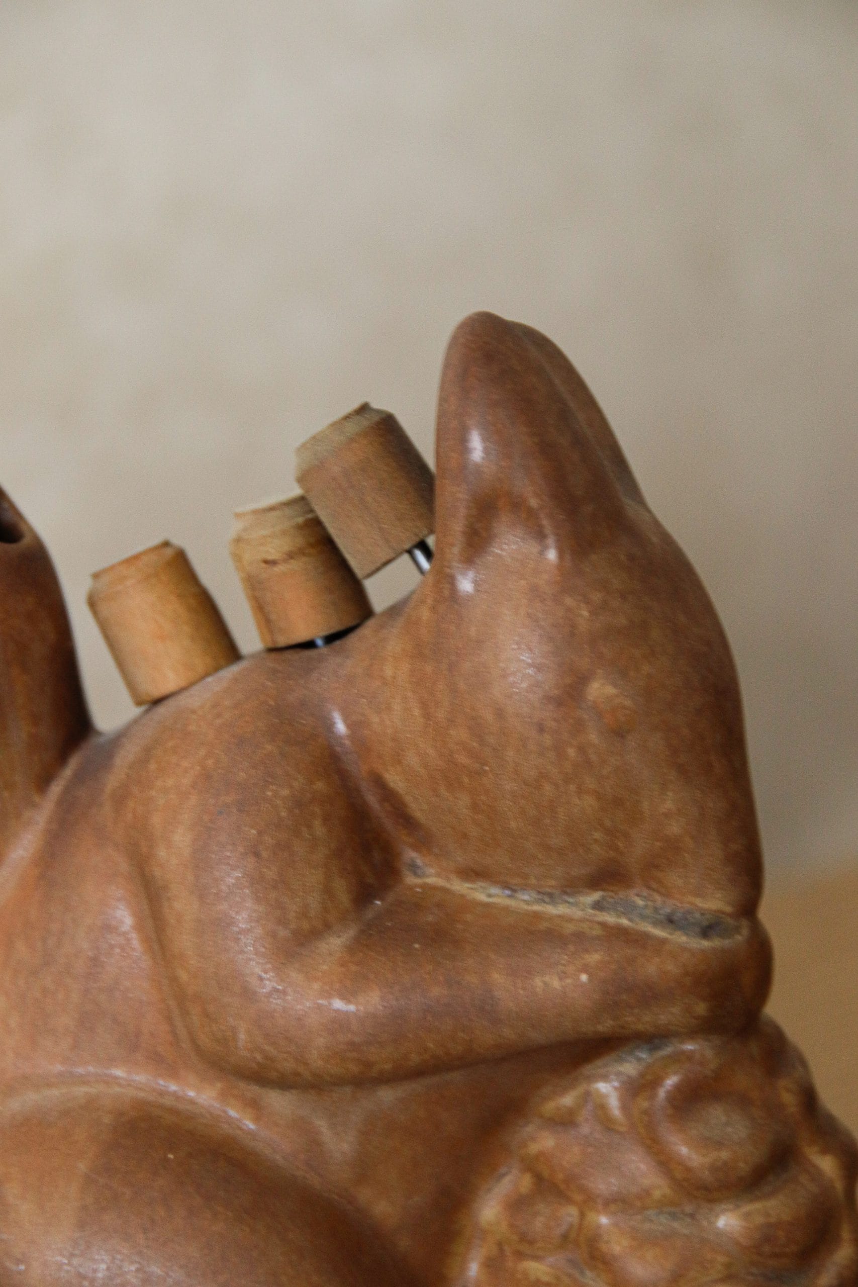 Écureuil en grès avec pomme de pin – Image 4