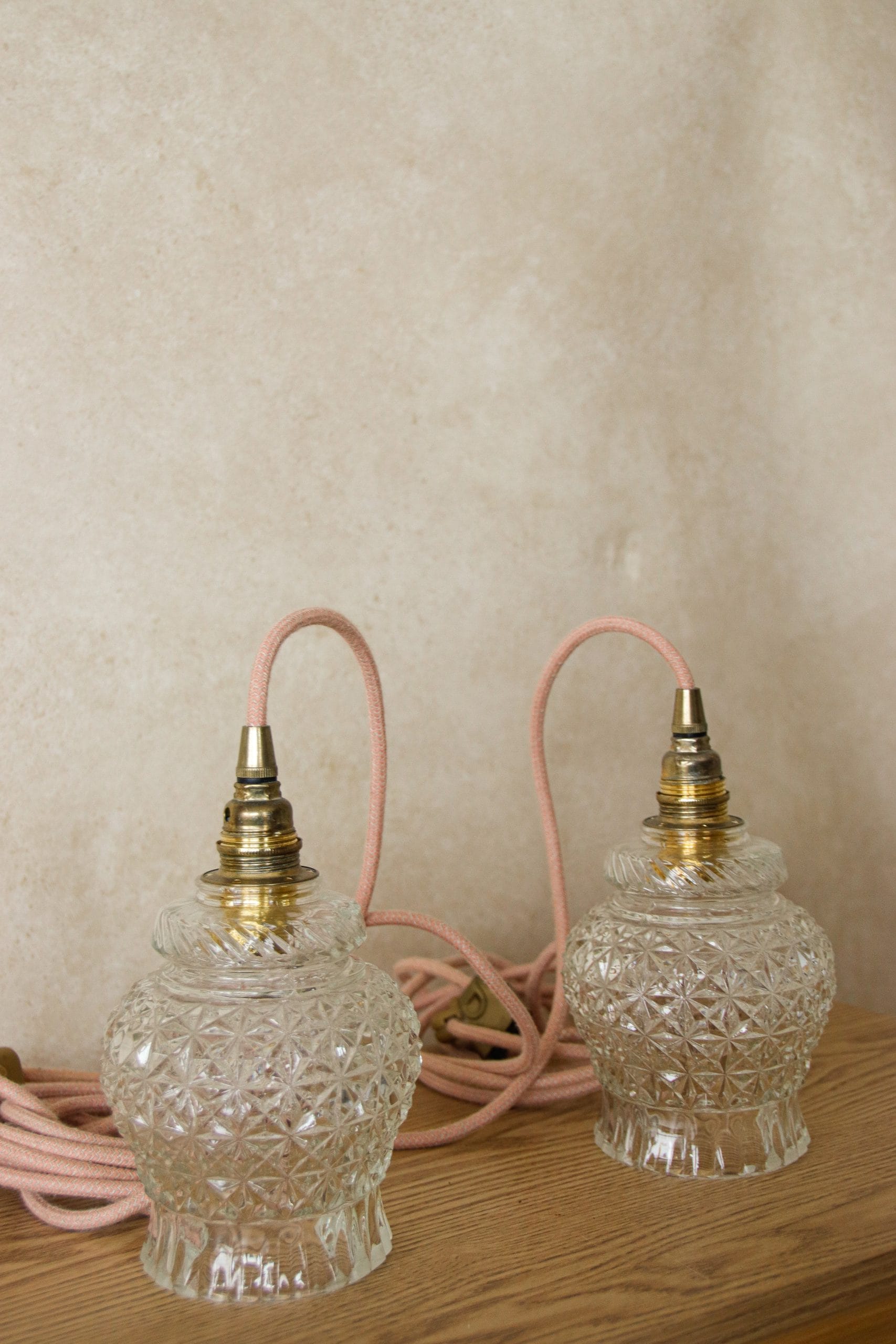 Paire de baladeuses avec abat-jour en verre ciselé câble vieux rose – Image 11