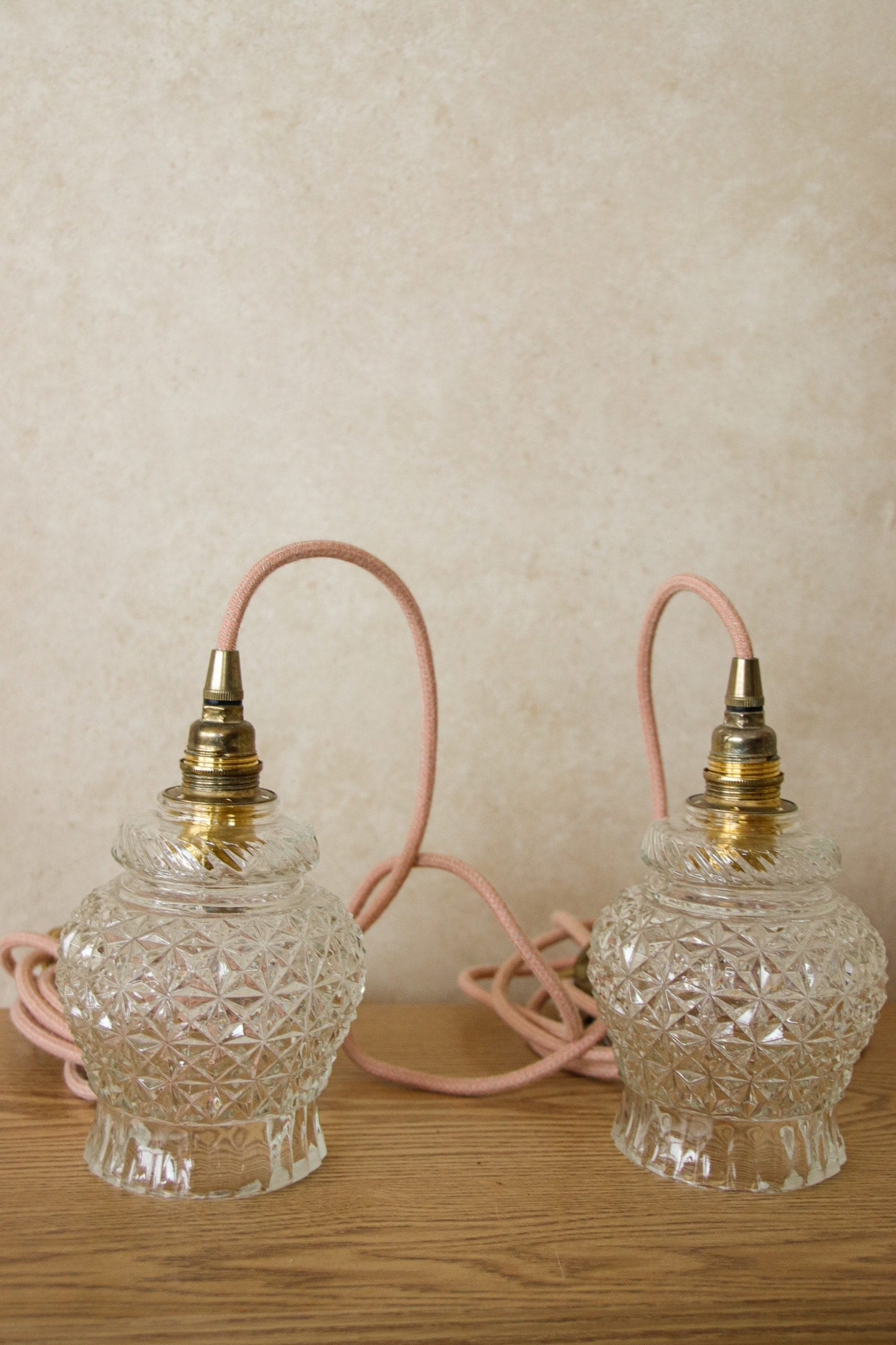 Paire de baladeuses avec abat-jour en verre ciselé câble vieux rose