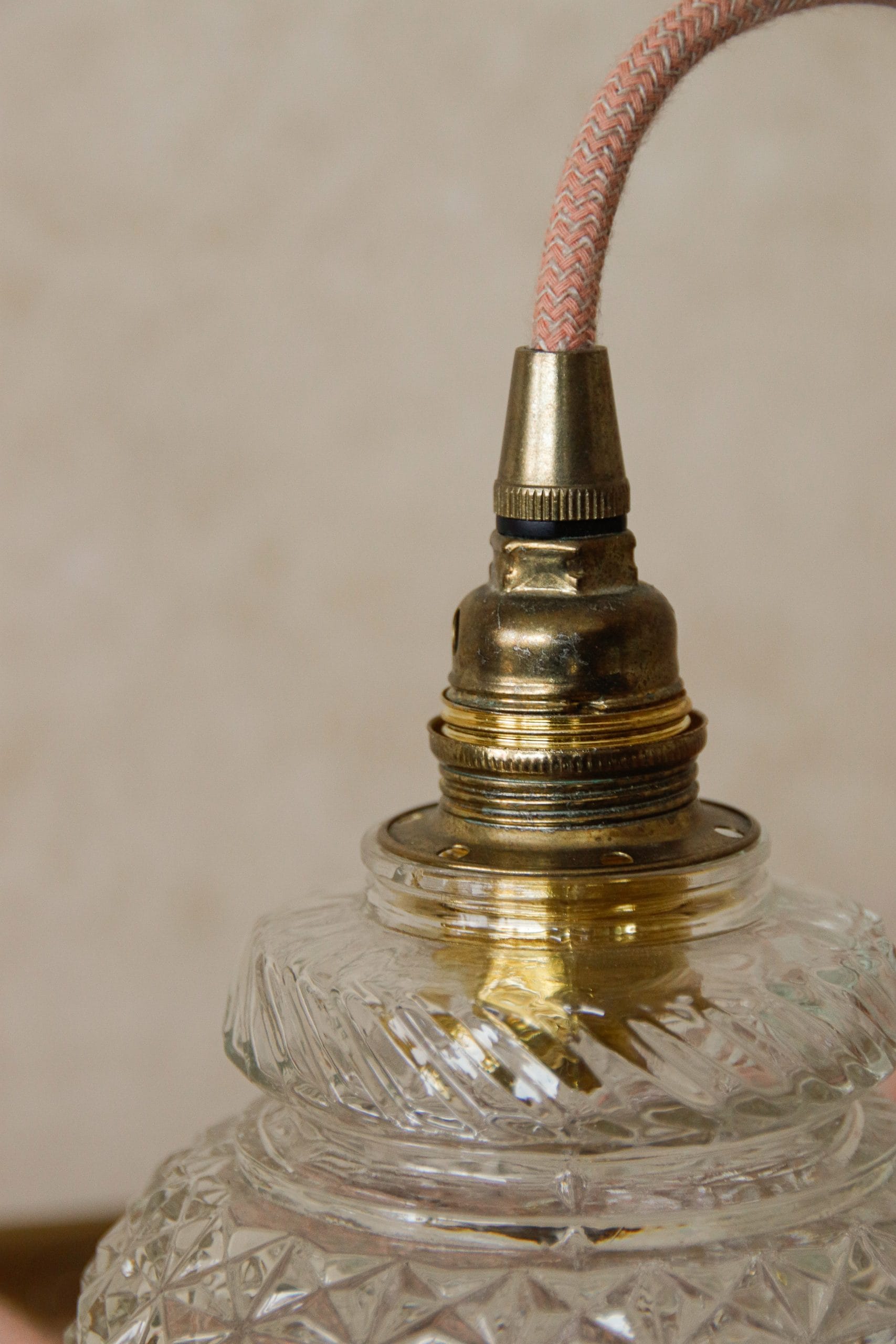 Paire de baladeuses avec abat-jour en verre ciselé câble vieux rose – Image 10