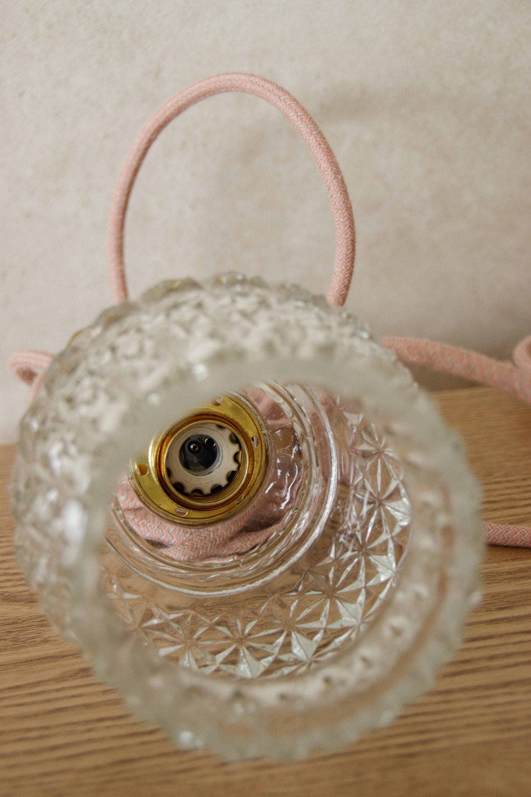 Paire de baladeuses avec abat-jour en verre ciselé câble vieux rose – Image 8