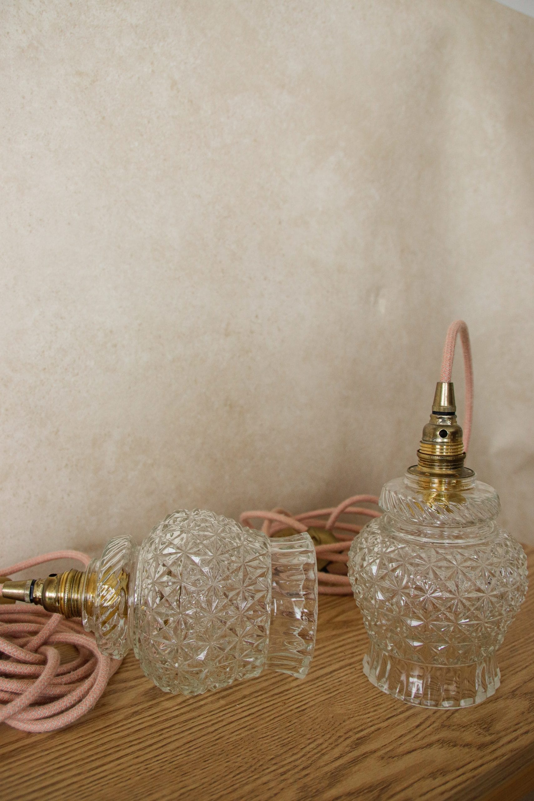 Paire de baladeuses avec abat-jour en verre ciselé câble vieux rose – Image 2