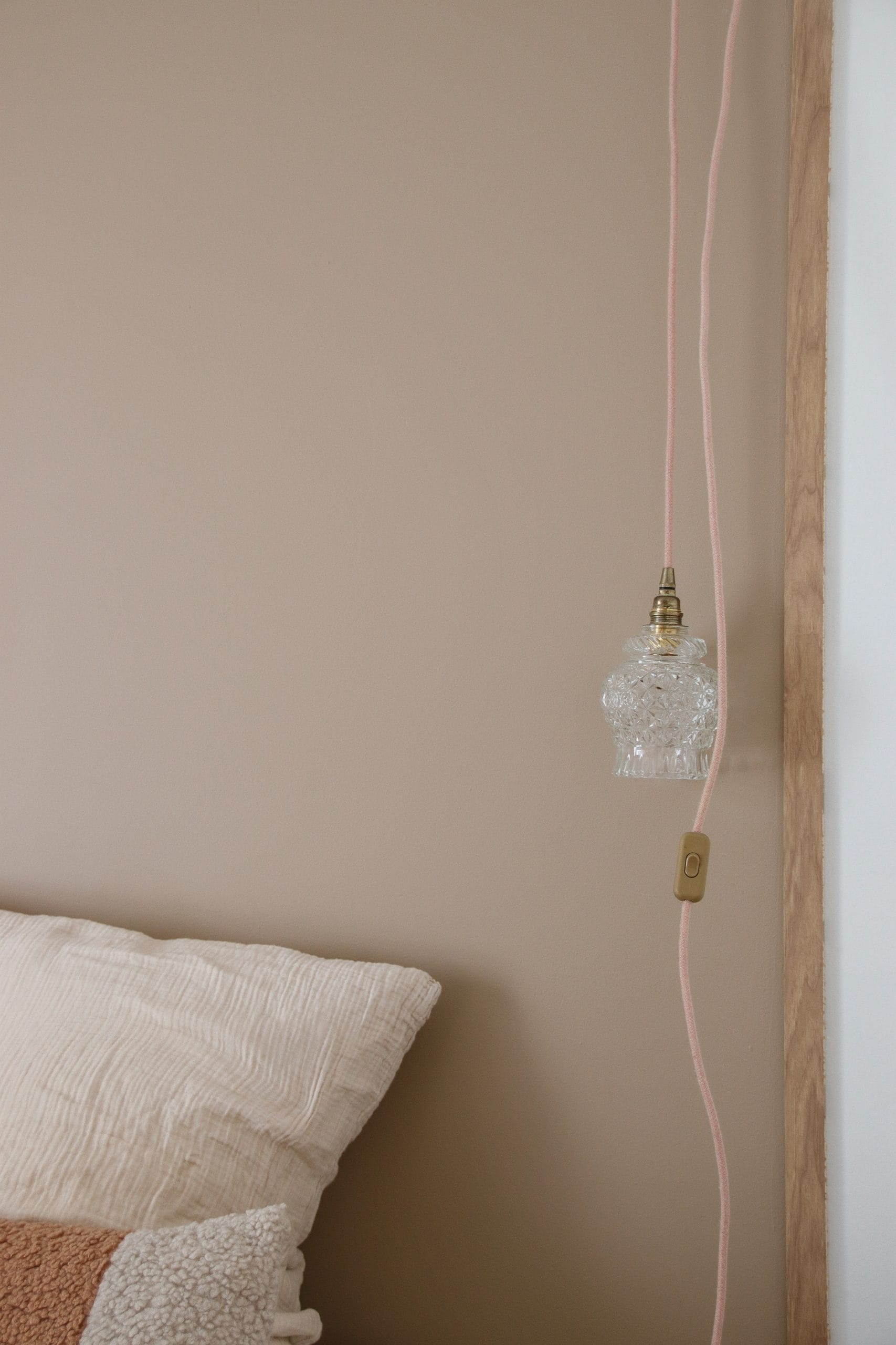 Paire de baladeuses avec abat-jour en verre ciselé câble vieux rose – Image 3