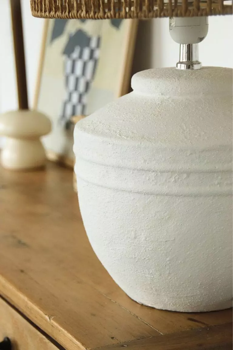 Lampe à poser upcyclée socle texturé blanc et abat-jour en corde – Image 3