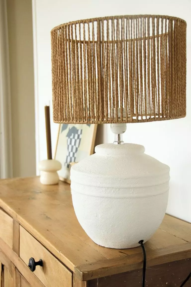 Lampe à poser upcyclée socle texturé blanc et abat-jour en corde – Image 7