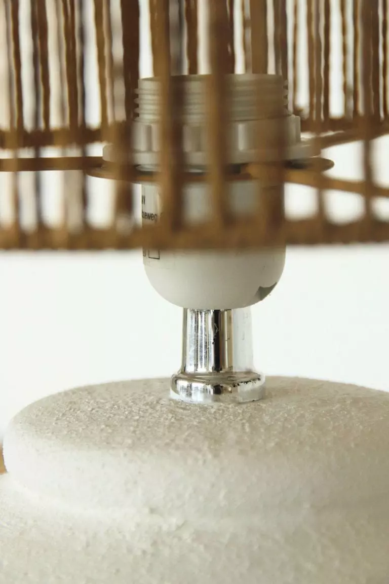 Lampe à poser upcyclée socle texturé blanc et abat-jour en corde – Image 6