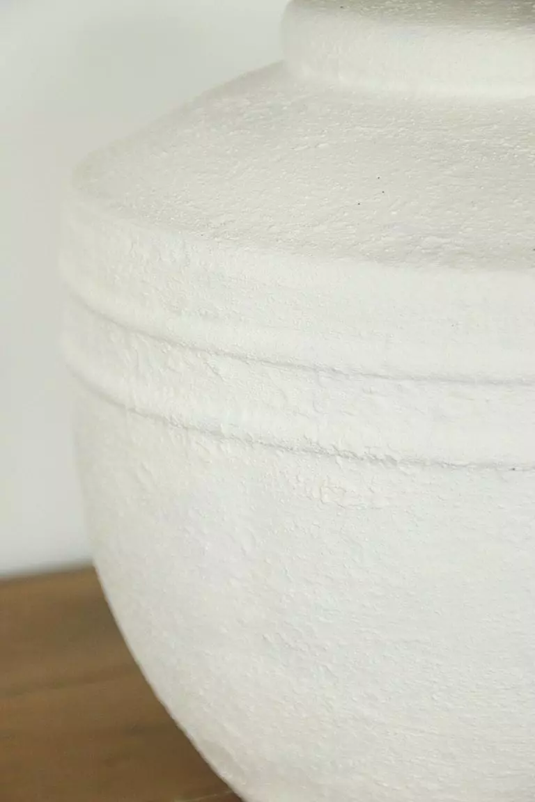 Lampe à poser upcyclée socle texturé blanc et abat-jour en corde – Image 4