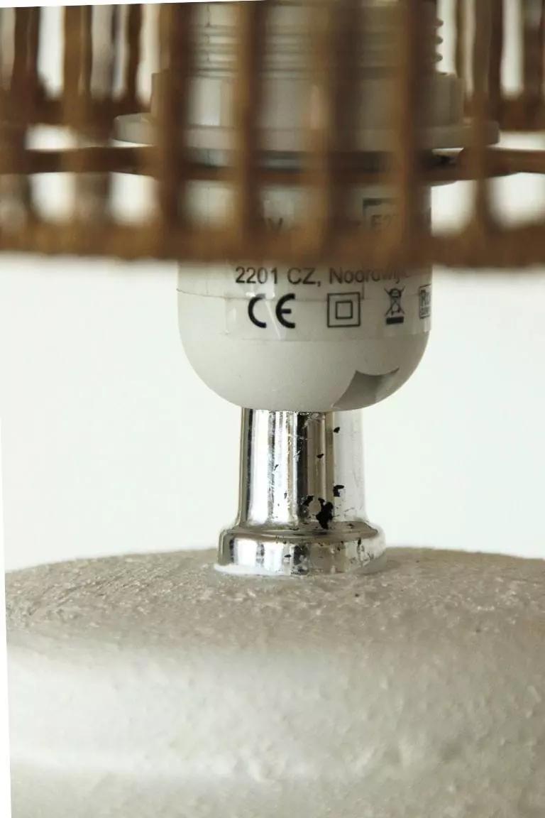 Lampe à poser upcyclée socle texturé blanc et abat-jour en corde – Image 5