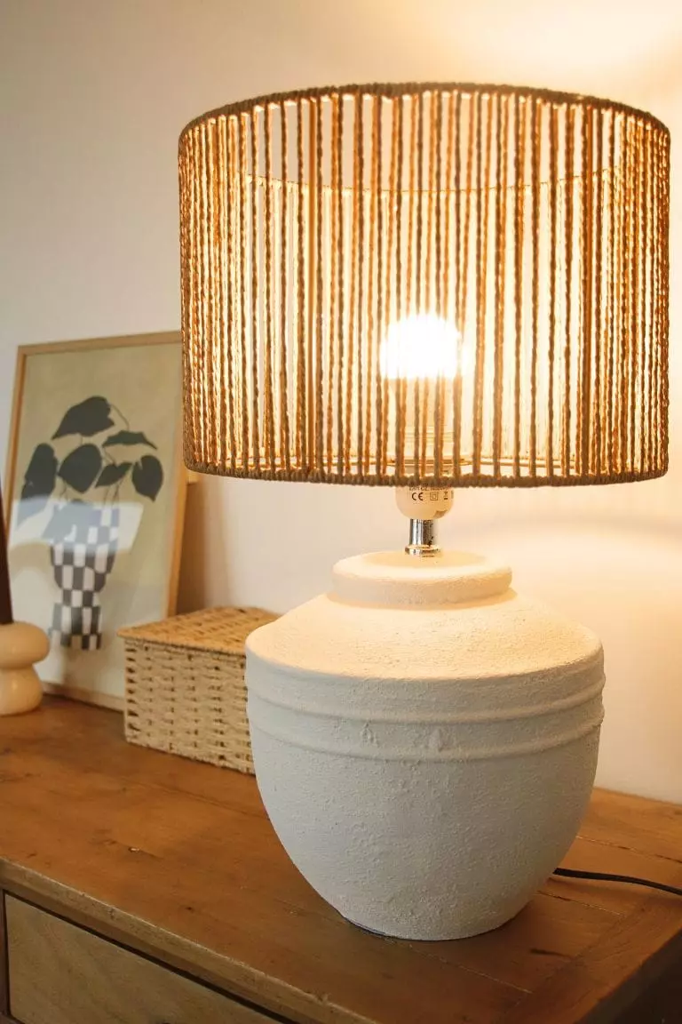 Lampe à poser upcyclée socle texturé blanc et abat-jour en corde – Image 2