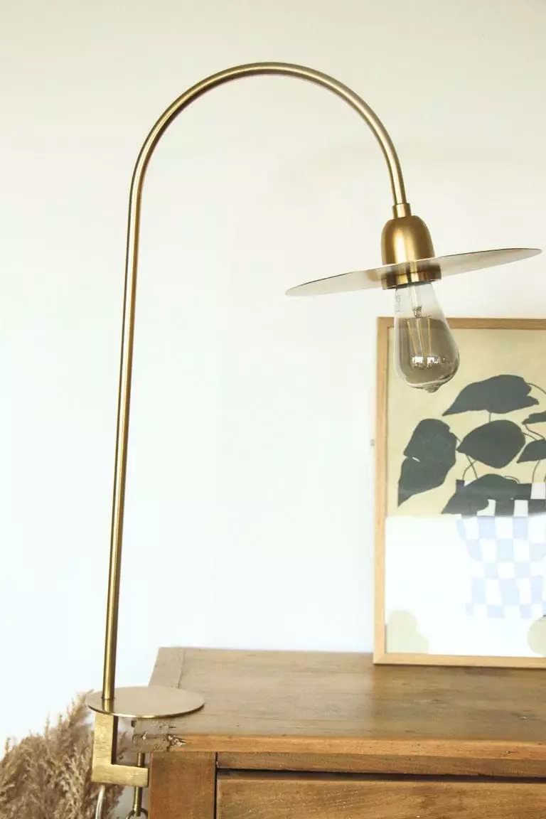 Lampe de table style atelier en laiton doré – Image 7