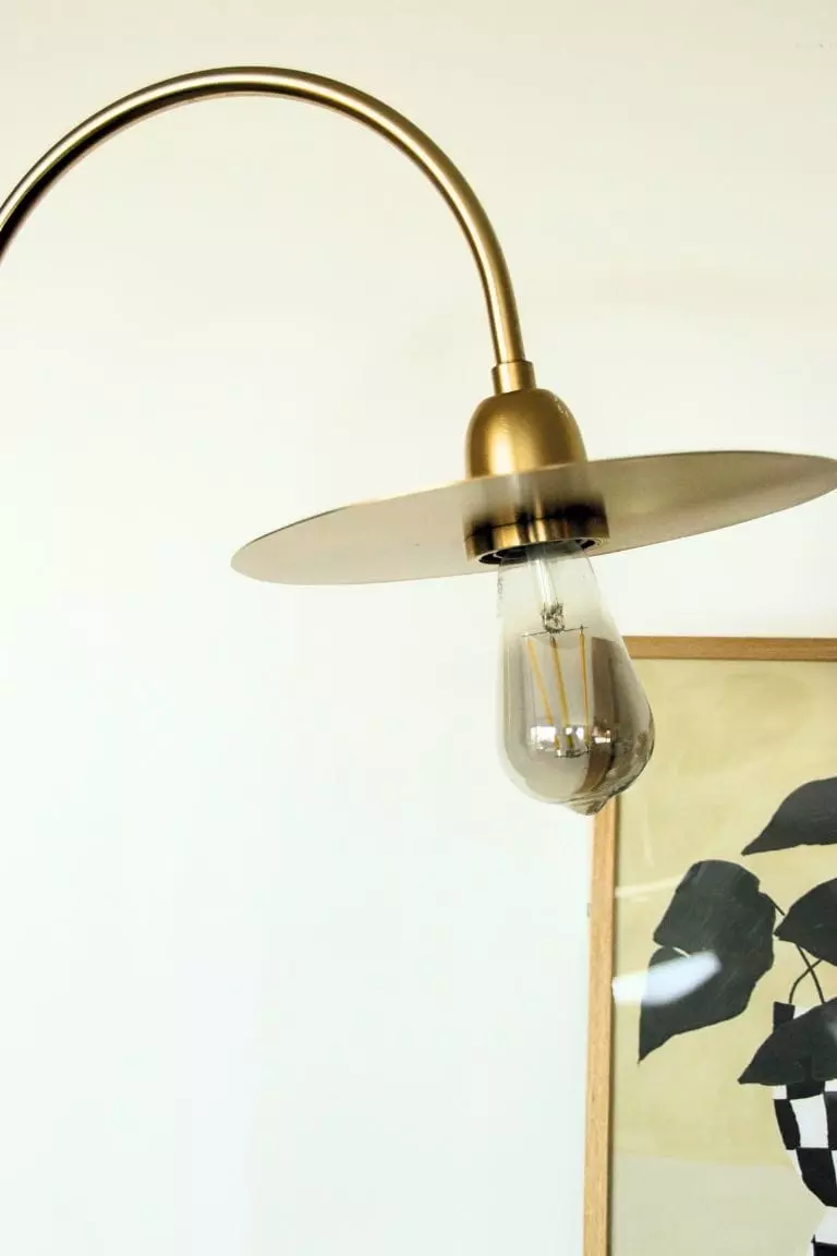 Lampe de table style atelier en laiton doré – Image 2