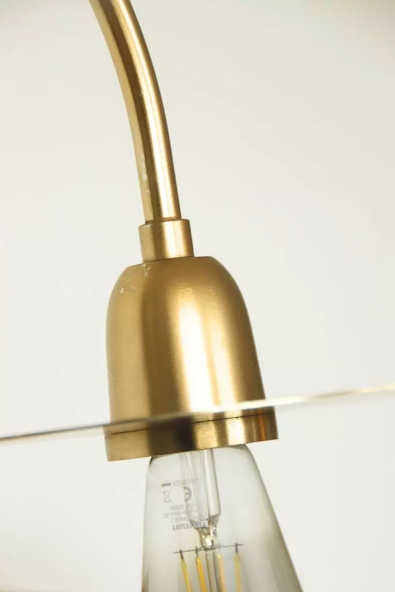 Lampe de table style atelier en laiton doré – Image 4