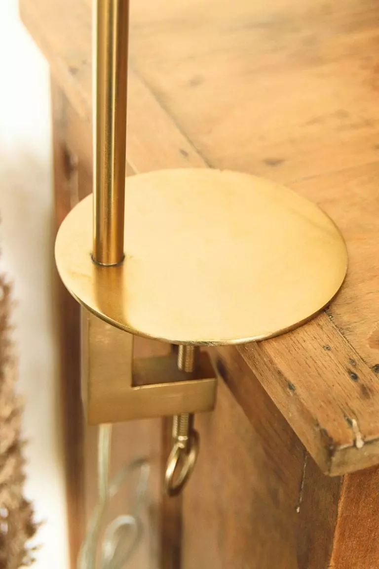 Lampe de table style atelier en laiton doré – Image 6