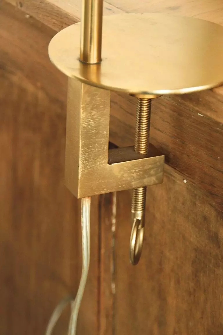 Lampe de table style atelier en laiton doré – Image 11