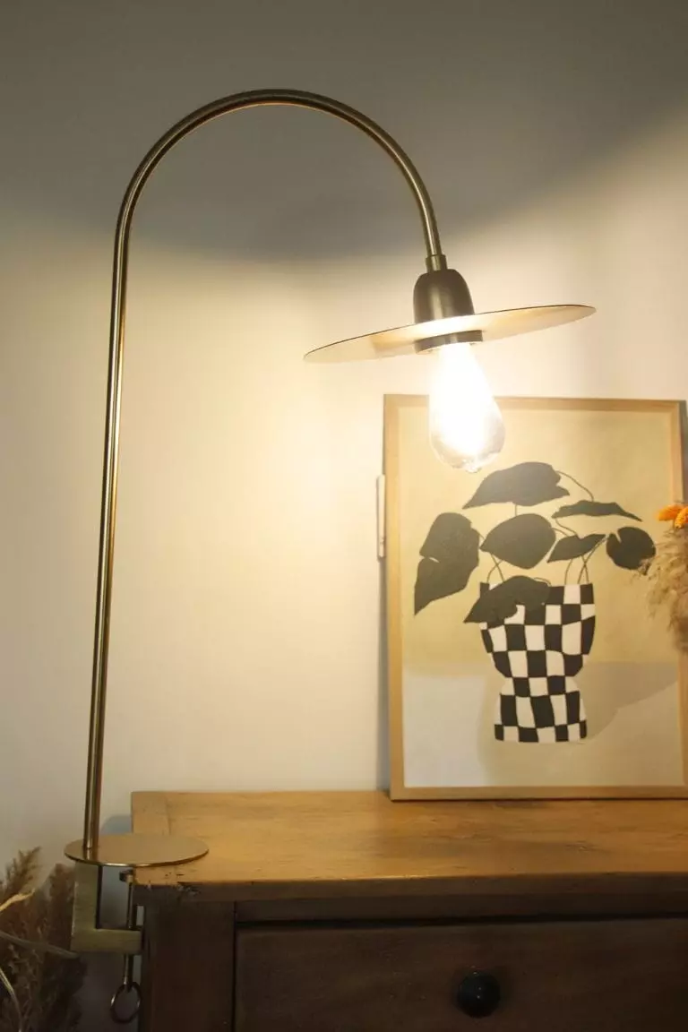 Lampe de table style atelier en laiton doré – Image 3