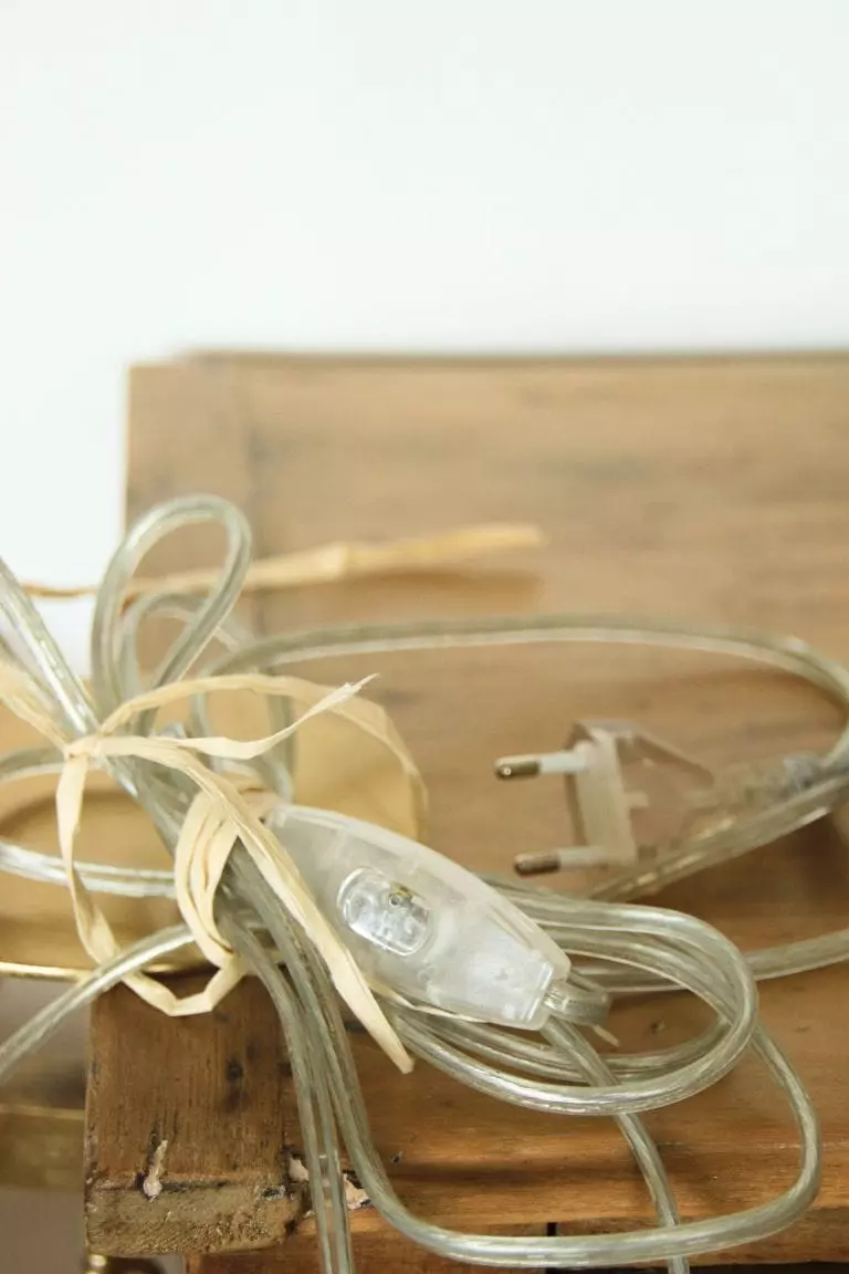 Lampe de table style atelier en laiton doré – Image 10