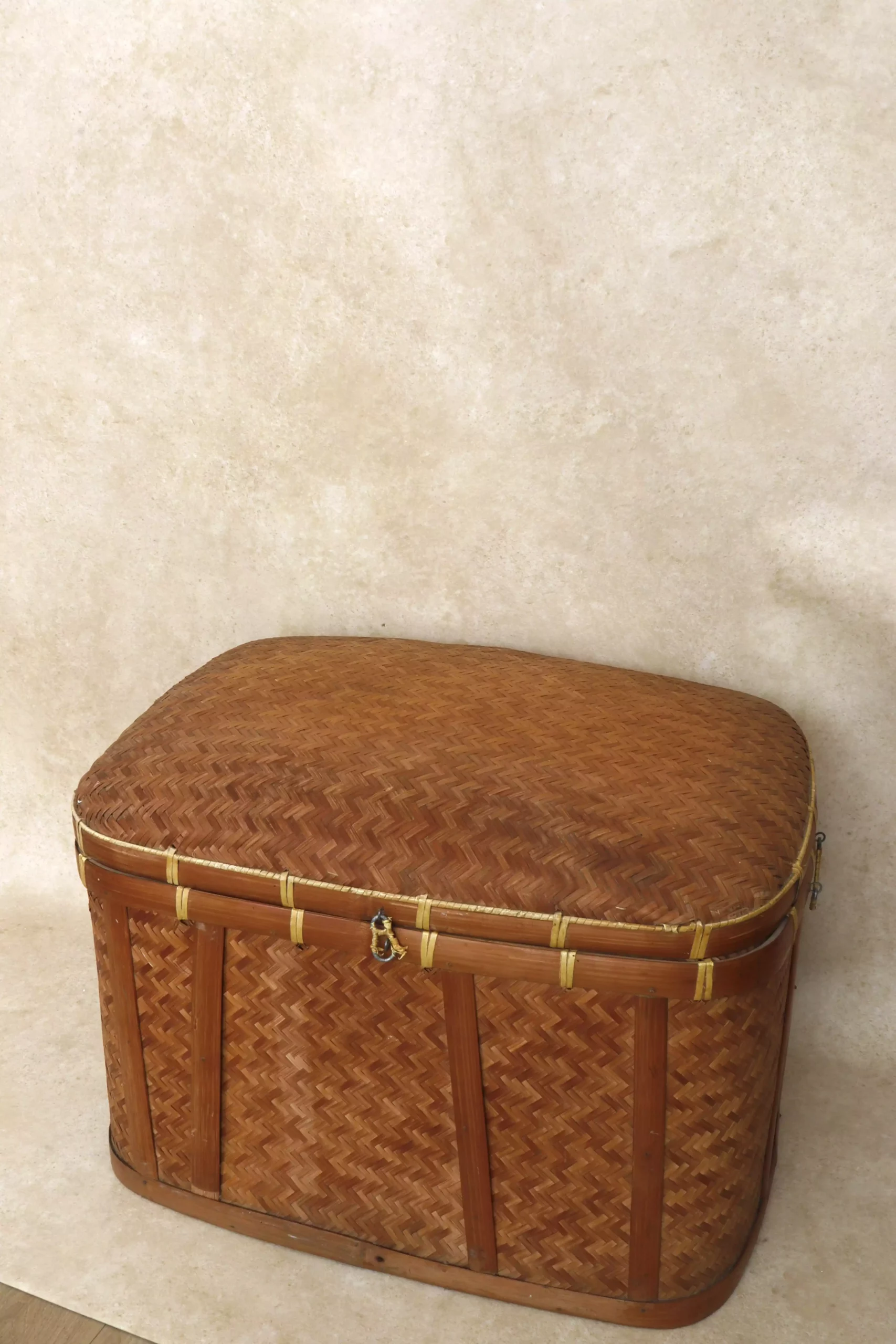 Grande malle en osier ancienne années 70