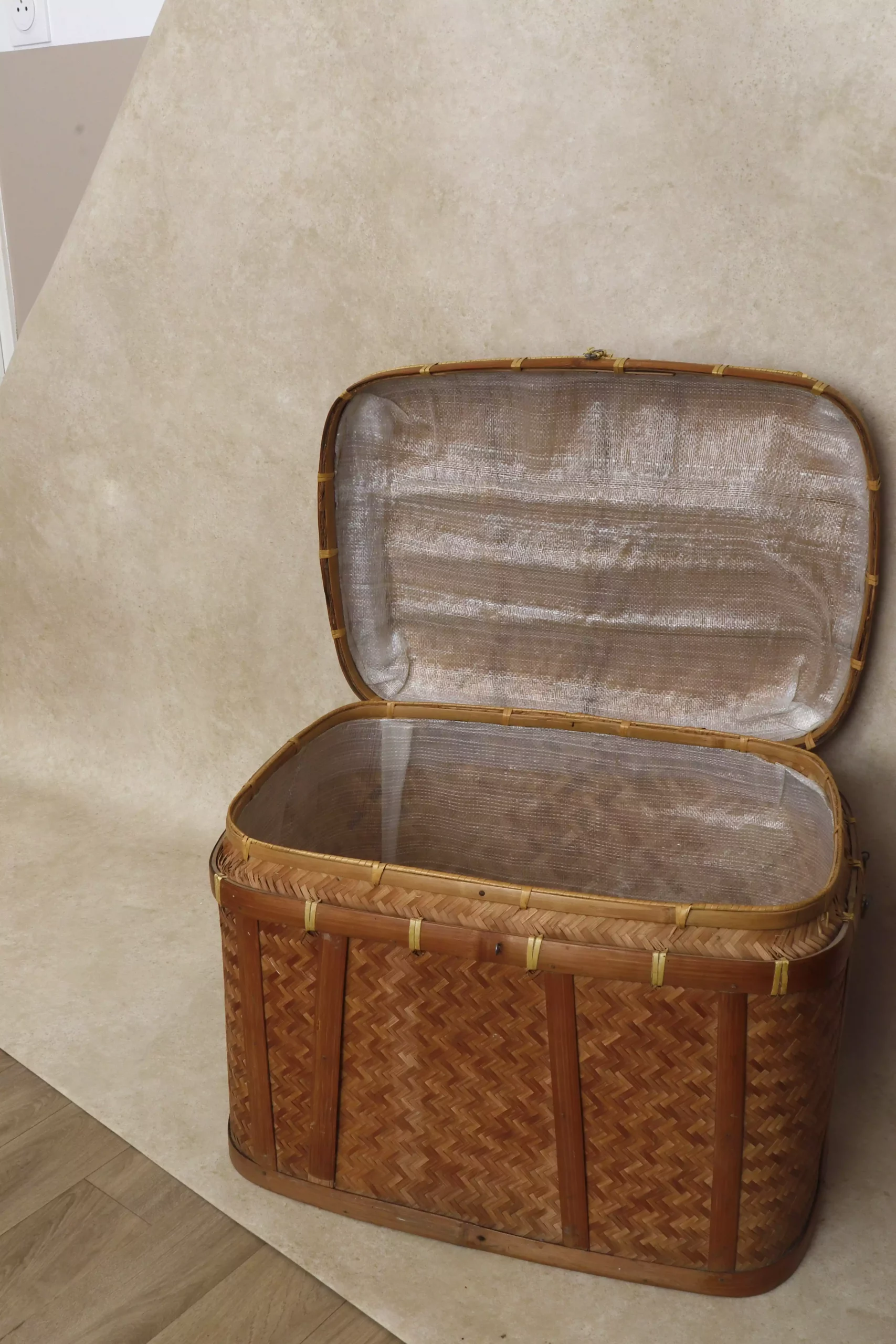 Grande malle en osier ancienne années 70 – Image 6