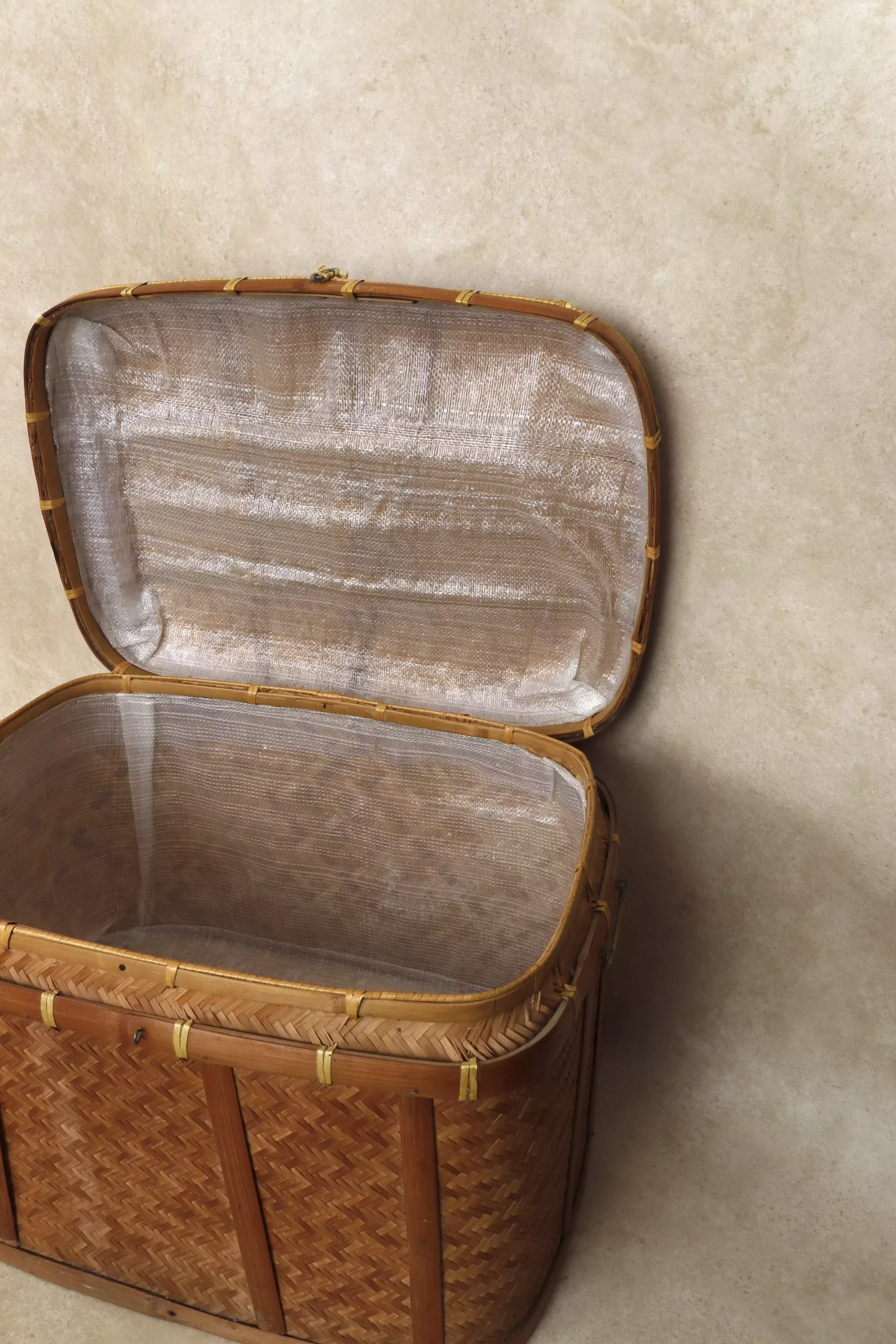 Grande malle en osier ancienne années 70 – Image 3