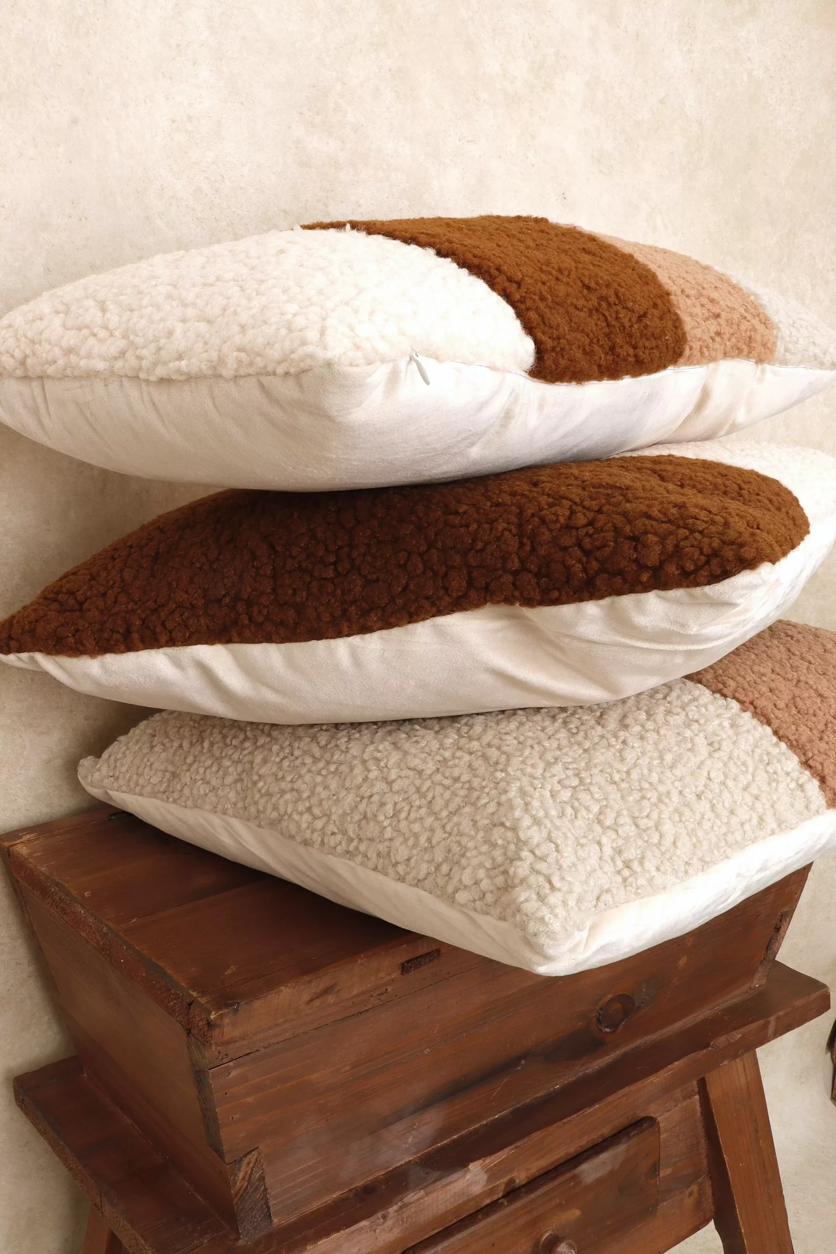 Coussin bouclette bicolore beige et blanc 45x45 – Image 4