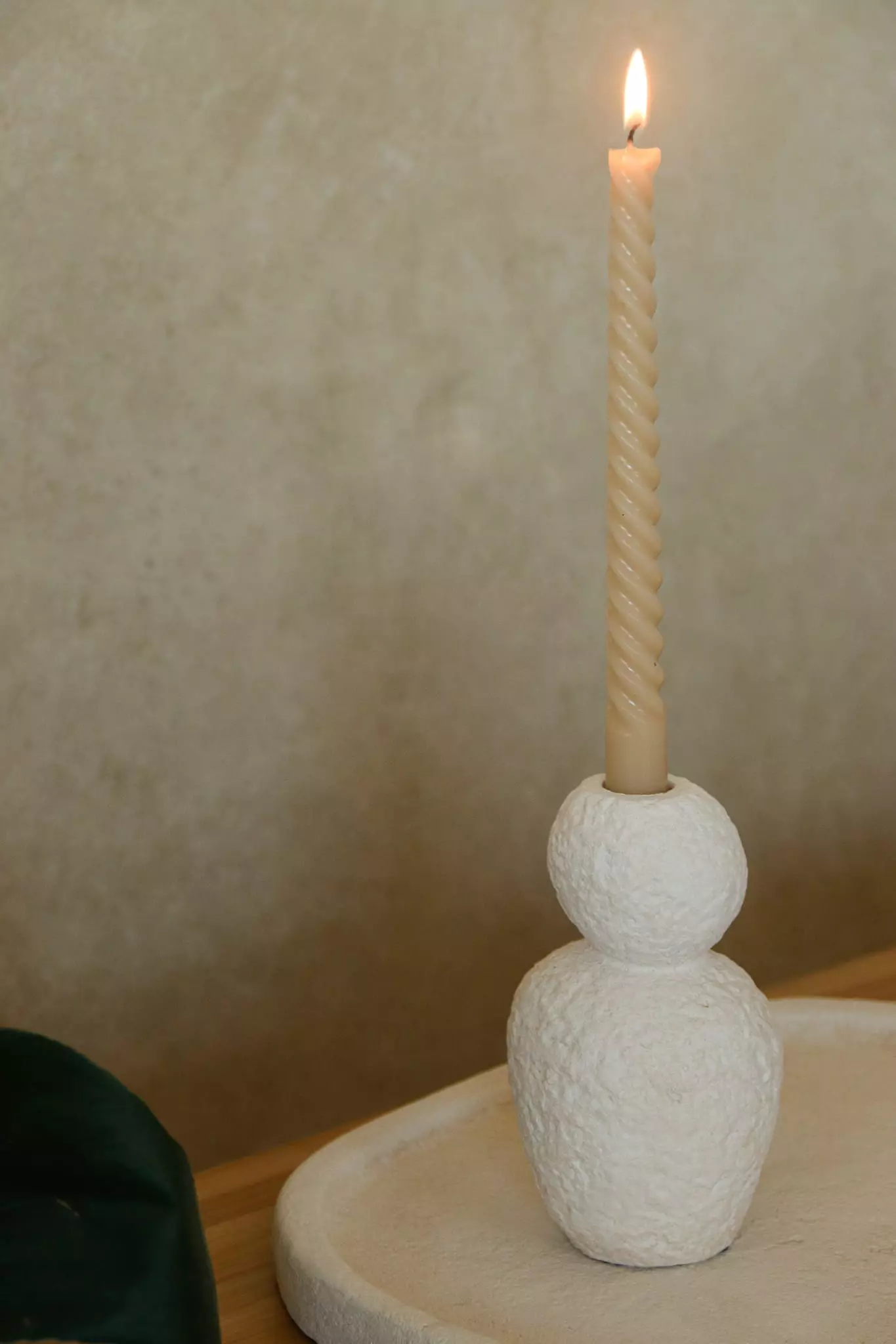 Bougeoir texturé minimaliste à deux sphères