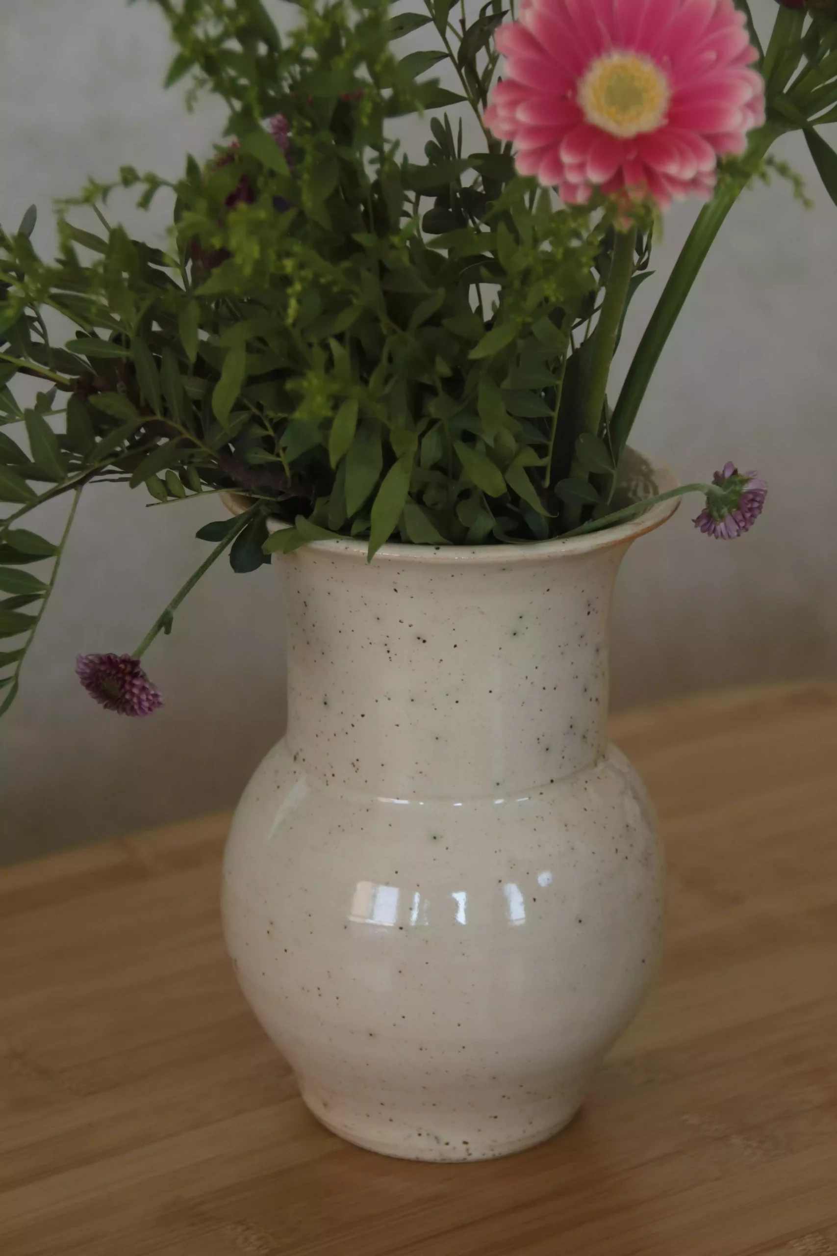 Vase artisanal beige moucheté marron col évasé – Image 2