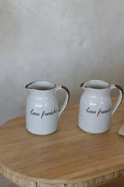 Lot de 2 pichets d'eau « Eau fraîche » en grès piqueté crème